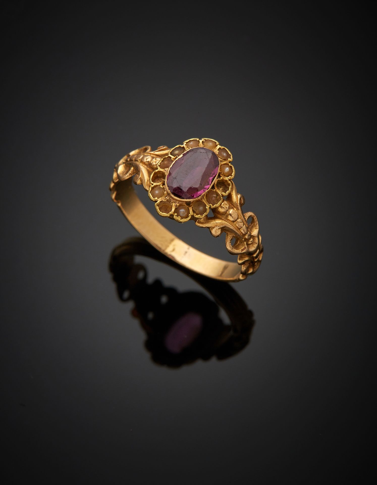 Null Un anello in oro giallo 750‰ 18 carati, ornato da un granato in una cornice&hellip;