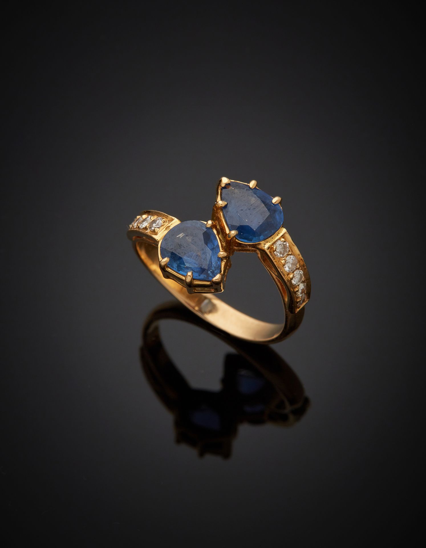 Null Toi et Moi戒指，18K黄金750‰，镶有两颗（经过处理的）梨形蓝宝石，由镶有明亮式切割钻石的戒环延伸。有使用过的痕迹，石头被削掉。

手指尺&hellip;