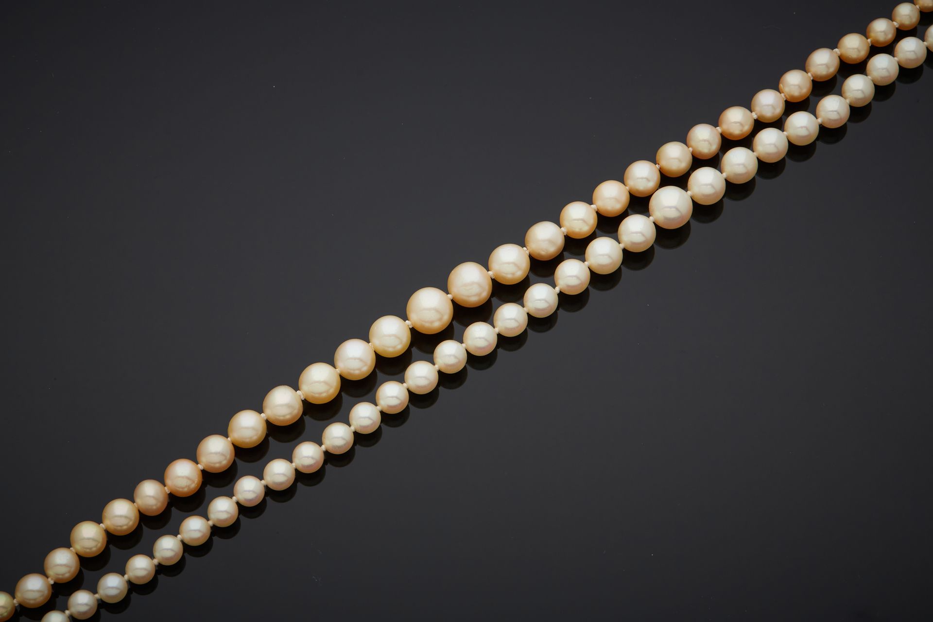 Null Deux colliers de perles de culture en chute, fermoirs en or jaune 18K 750‰ &hellip;