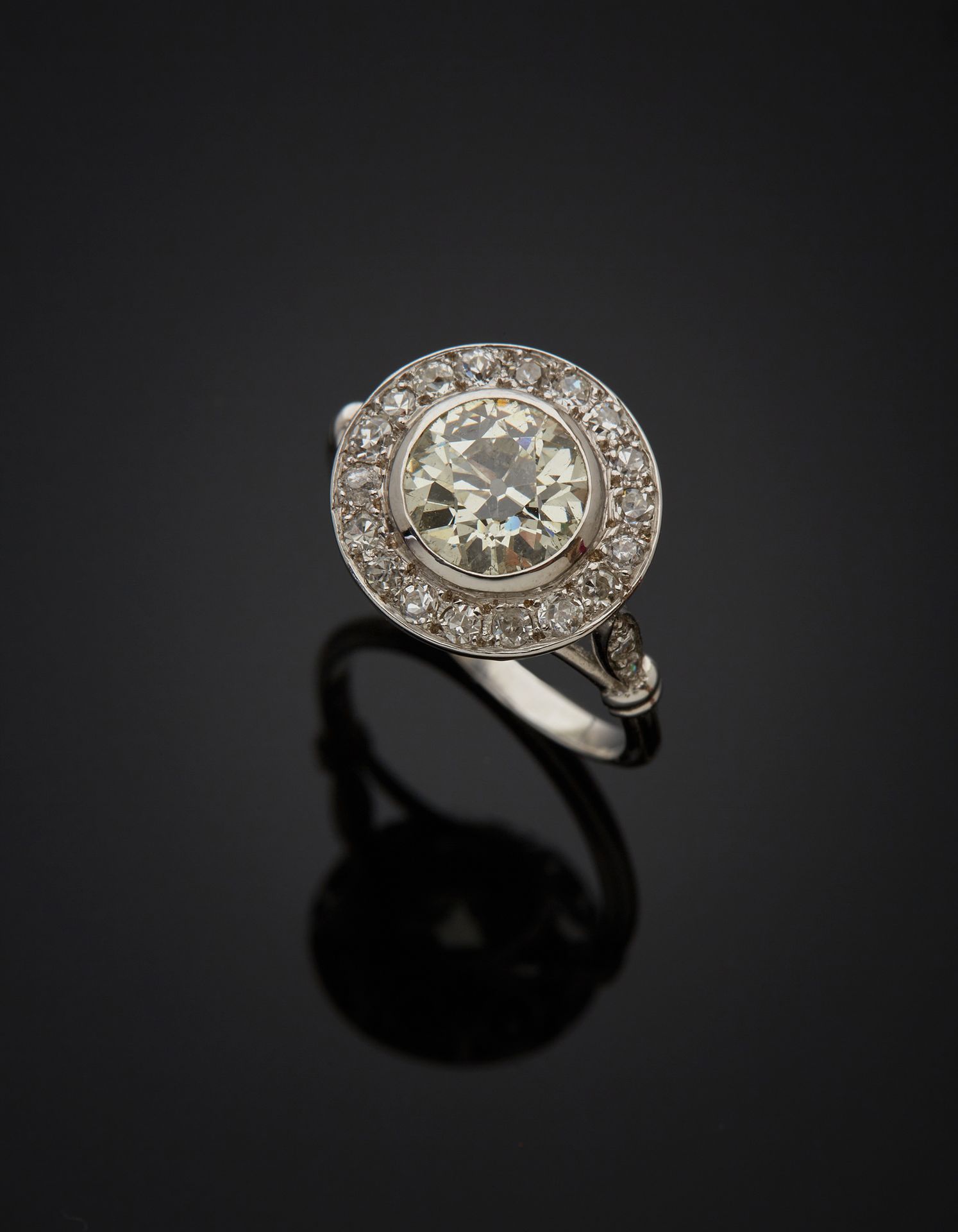 Null 一枚18K白金750‰戒指，圆形，中央镶嵌着一颗封闭式的老式切割钻石，周围环绕着8-8和老式切割钻石，肩部有两个手掌，上面镶嵌着2乘3的8-8钻石。
&hellip;