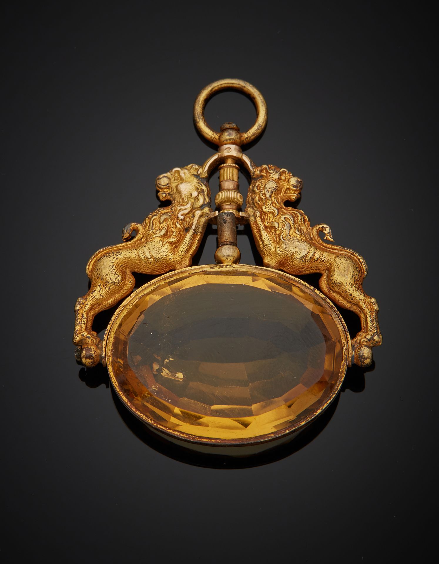Null 一把18K黄金750‰的手表钥匙，由一个旋转系统组成，显示出钥匙上有一个椭圆形的黄水晶，肩上有狮子。公羊头印记1819-1838。有使用的痕迹，钥匙的&hellip;