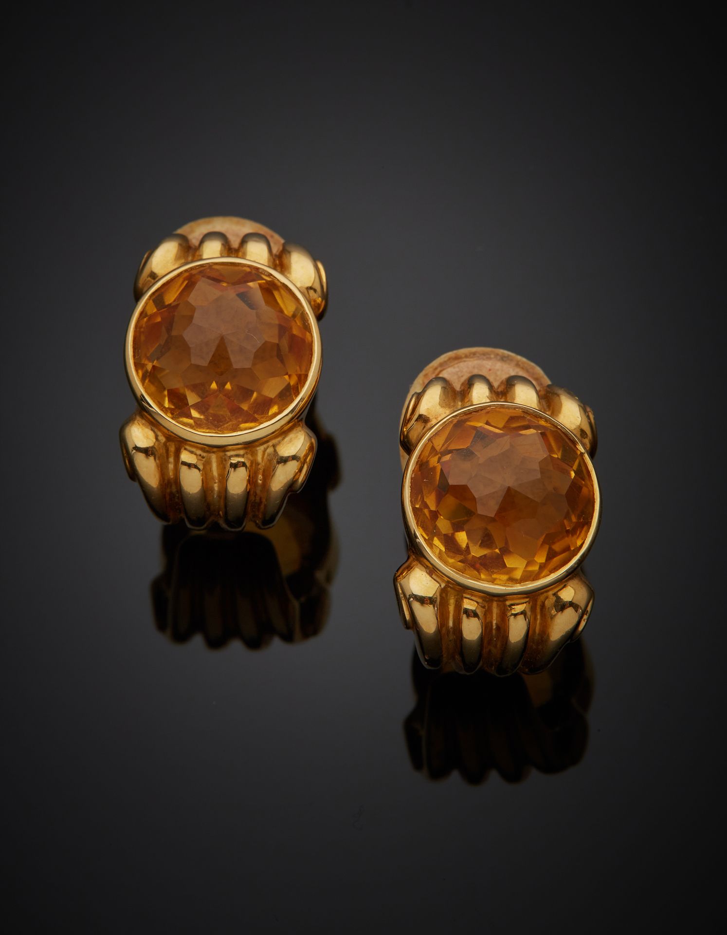 Null FRED - A pair of 18K yellow gold 750‰ ear clips, adorned at their center wi&hellip;