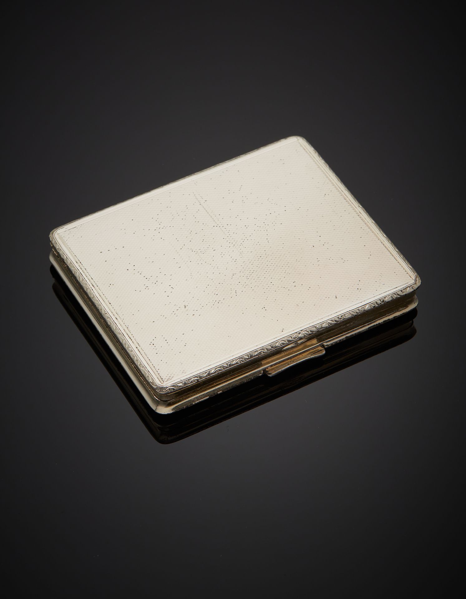 Un portacipria in argento 2° titolo 800‰, di forma rettangolare, rabescato, orna&hellip;