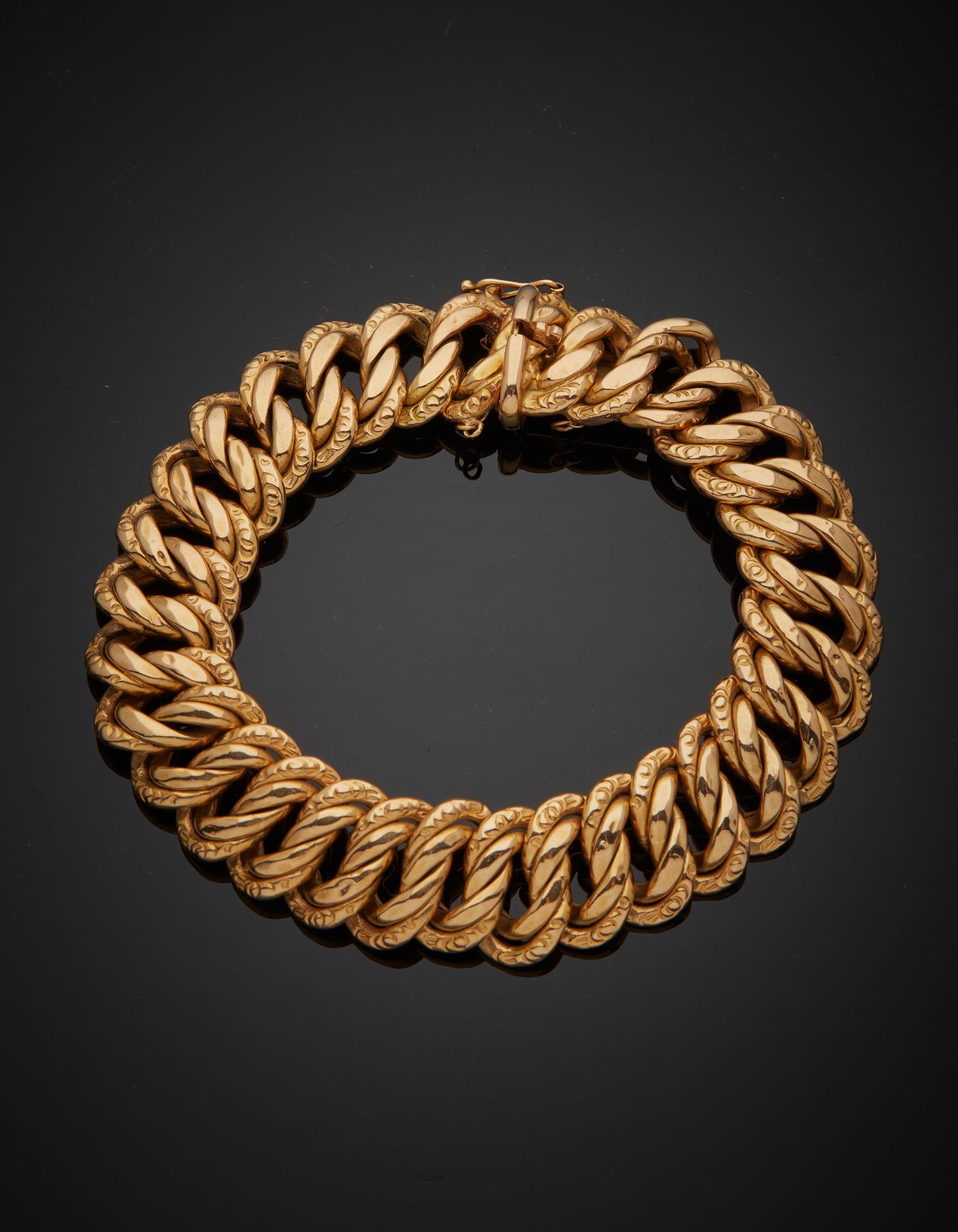 Null 一条18K黄金750‰的路边链，美国网状，带链子和安全八字的棘轮扣。凹痕、磨损和变形。

长约19厘米 重量30.20克