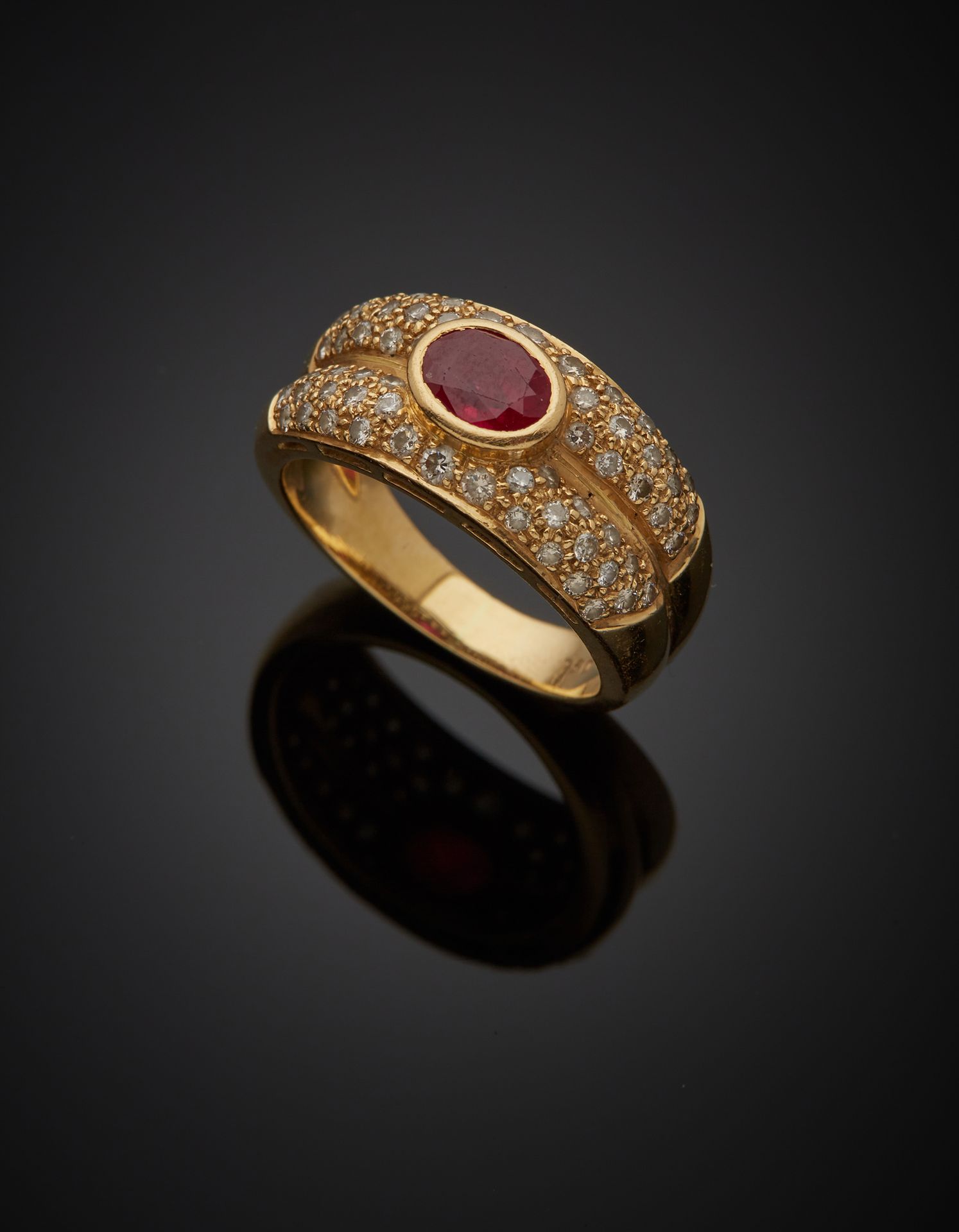 Null 一枚18K黄金750‰的双环戒指，中央是一颗椭圆形的（处理过的）红宝石，铺满了明亮式切割的钻石。石头是有种子的。

手指尺寸57 毛重8.90克