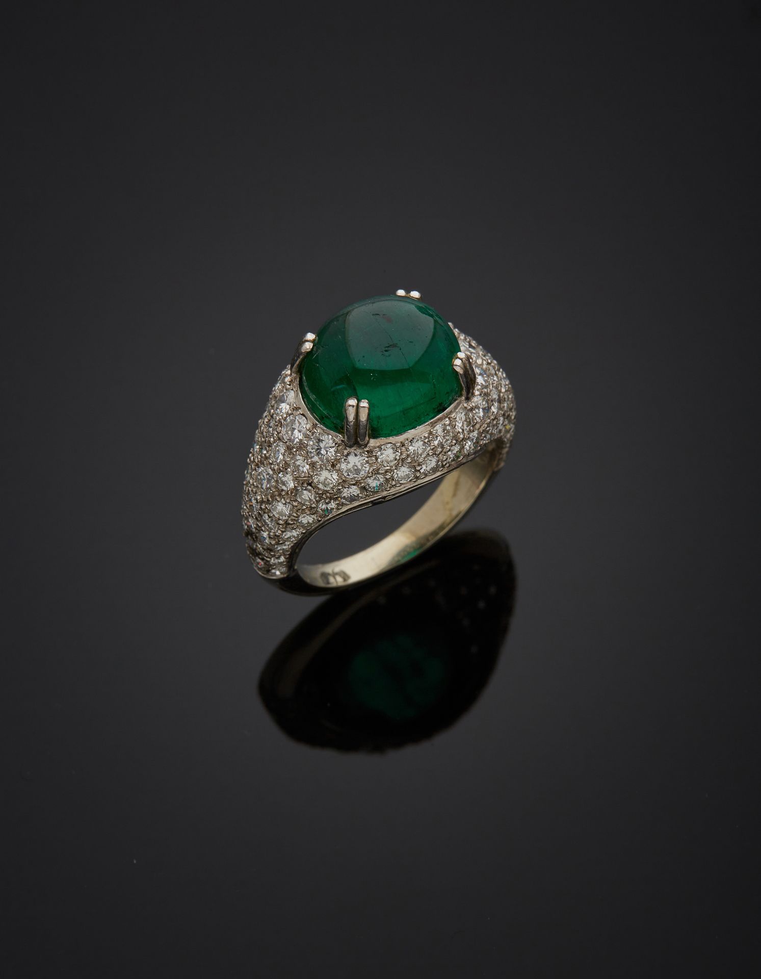 Null Un anello a fascia in oro bianco 750‰ 18 carati, con uno smeraldo ovale tag&hellip;