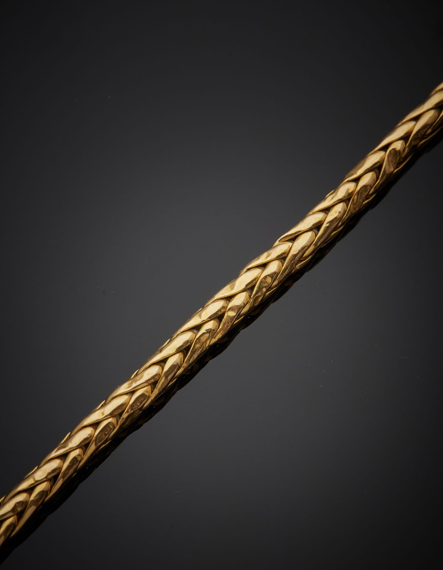 Null 一条18K黄金750‰的软手链，人字形链接，龙虾扣。凹痕和使用的痕迹。

长约18厘米 毛重7.50克