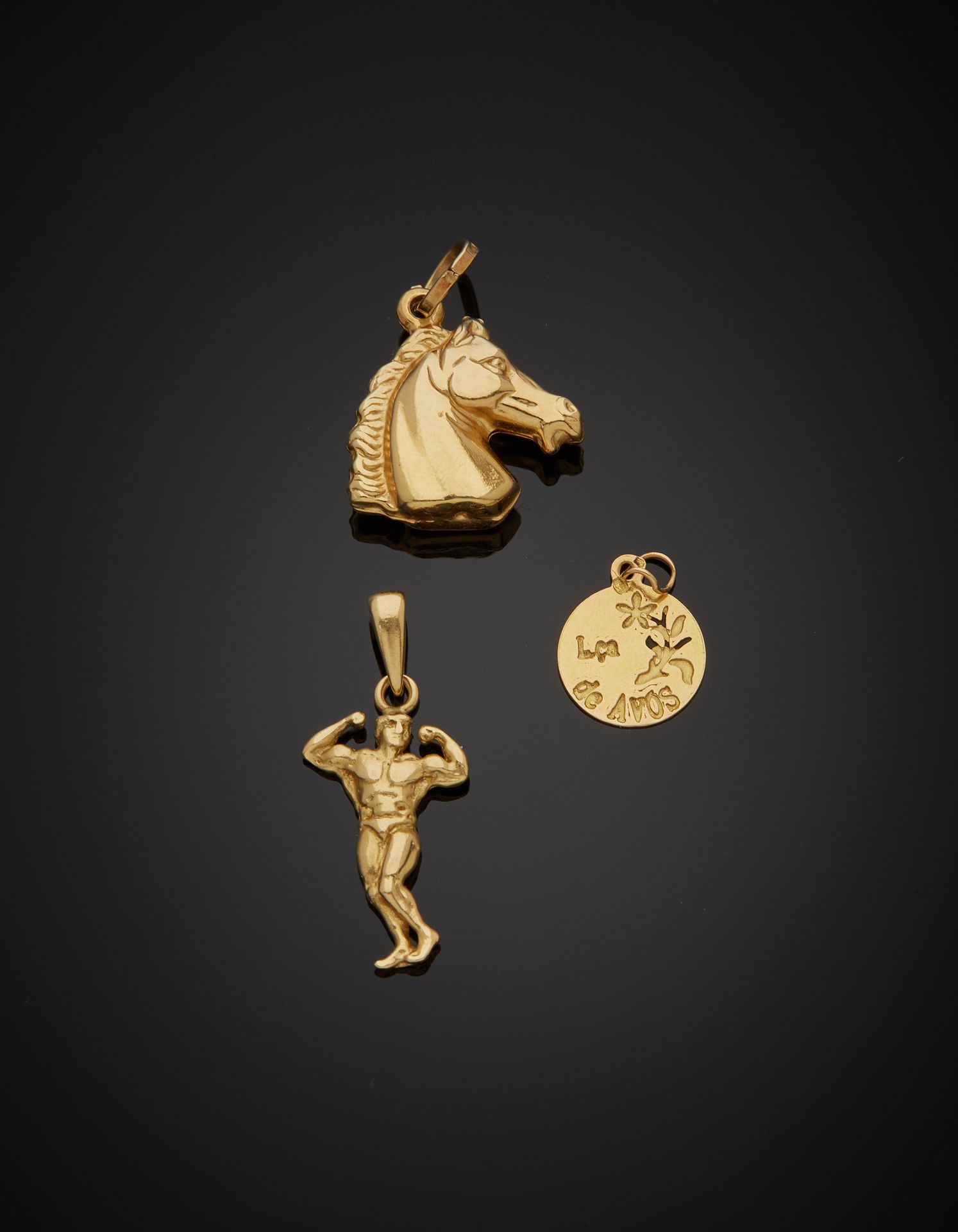 Null Deux pendentifs et une médaille en or jaune 18K 750‰, en forme de cheval et&hellip;