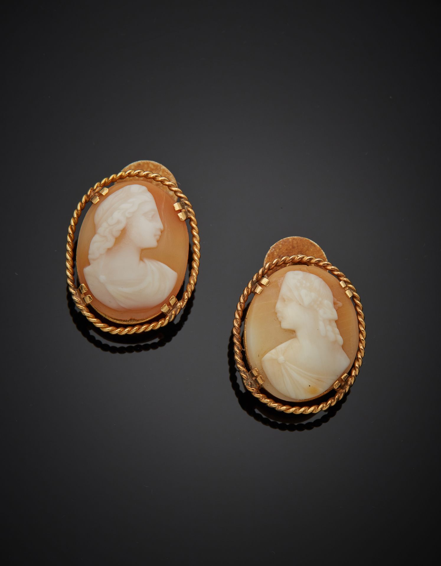 Null 一对18K黄金750‰的耳夹，在贝壳上装饰着椭圆形的浮雕，描绘着古董风格的轮廓。变形。

H.2.30 cm 毛重 10.60 g