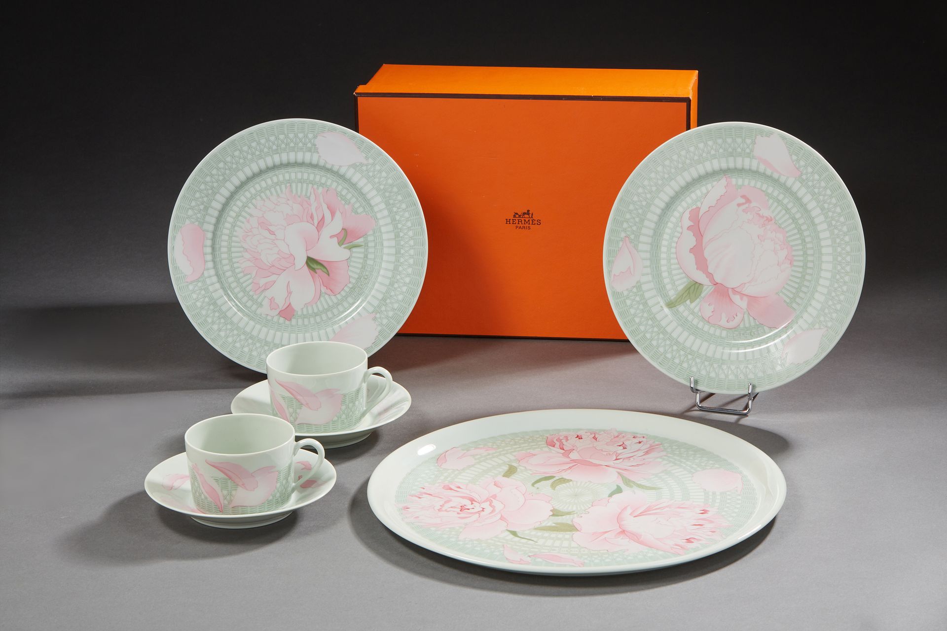 Null HERMÈS - 一个馅饼盘，两个甜点盘和两个茶杯及其茶托，瓷器模型 "Pivoines"，有签名。杯子和盘子在他们的盒子里。