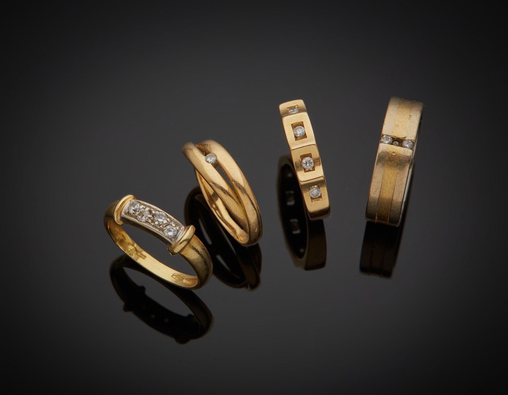 Null 一批由四枚18K 750‰黄金和双色金结婚戒指组成，镶嵌白色宝石和明亮式切割钻石。事故、损坏和使用的痕迹。

手指尺寸50和55 毛重17.80克