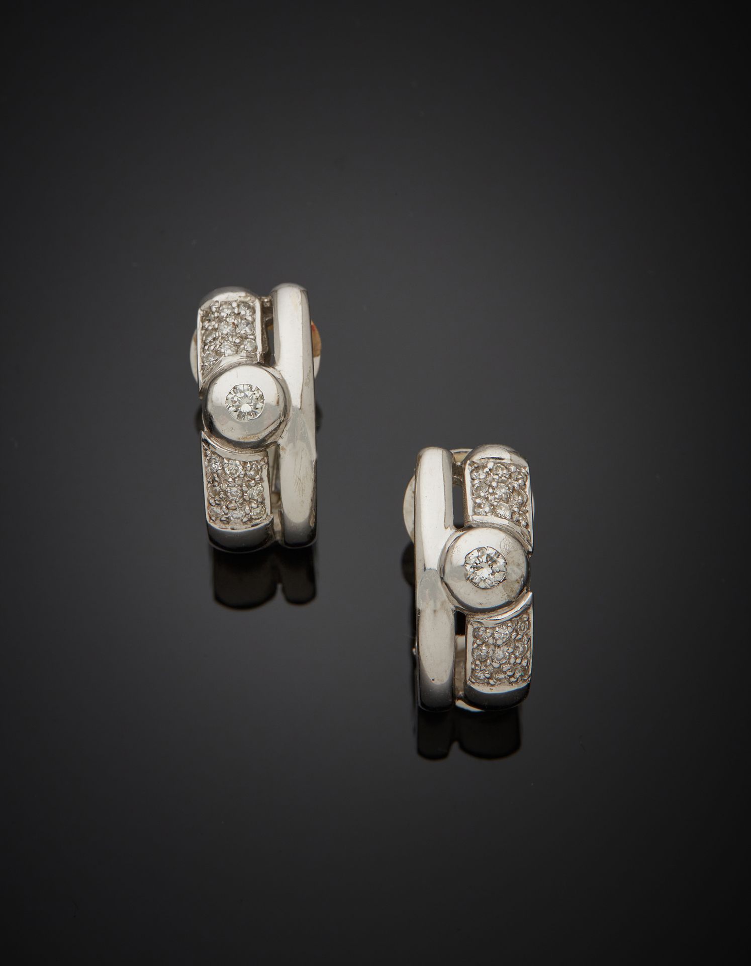 Null Pair of 18K white gold 750‰ ear clips, adorned with a brilliant-cut diamond&hellip;