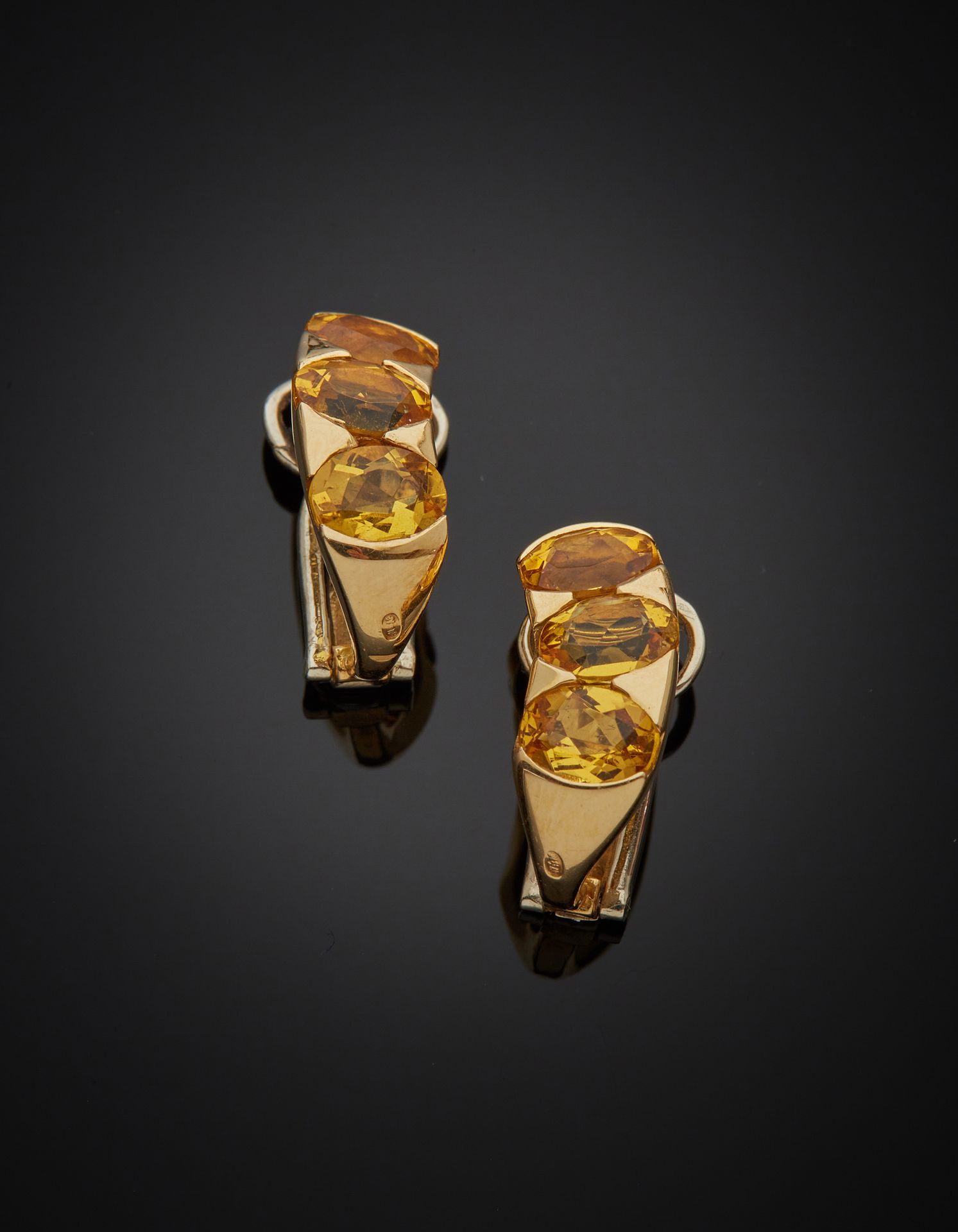 Null BVLGARI - 一对18K双色金750‰的耳夹，每个耳夹上都镶嵌着三颗椭圆形的日光蓝宝石，已签名。

H.18毫米 毛重9.40克