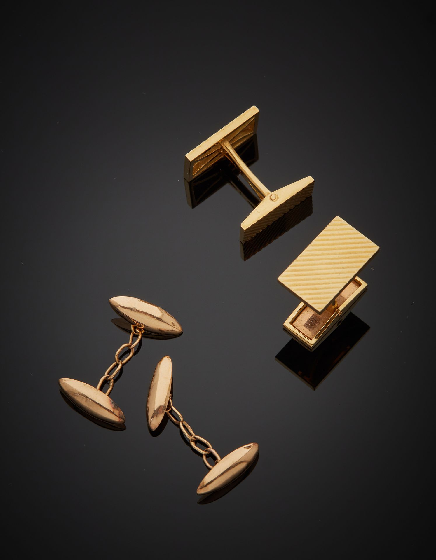 Null 爱马仕 - 一对18K黄金750‰的双袖扣，装饰有扭索纹板，弹簧系统。

有签名和编号的。毛重11.50克

附上一对14K黄金585‰的双袖扣，由两&hellip;
