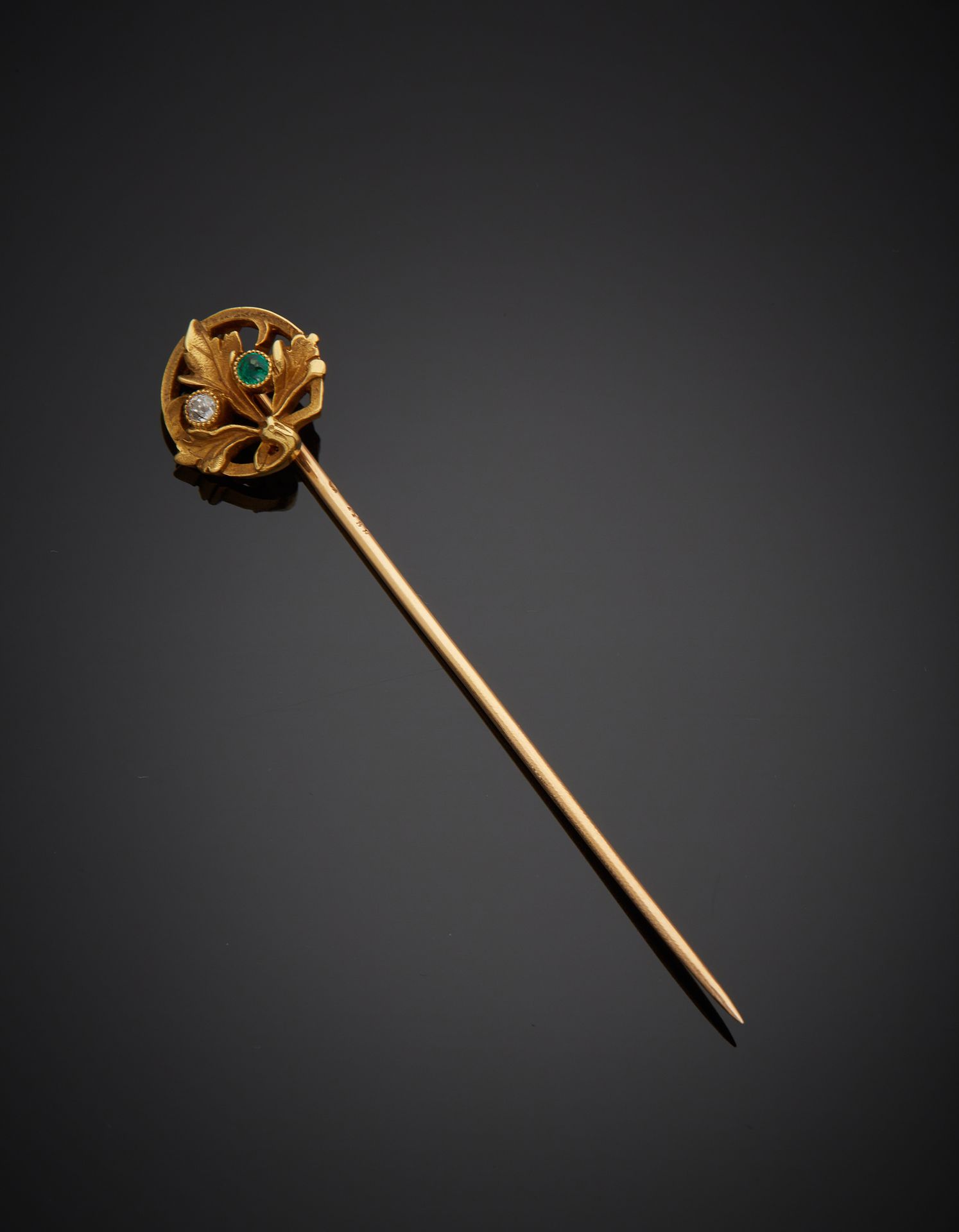 Null 18K黄金750‰领带针，镶嵌着一片叶子，上面有一颗老式切割钻石和一颗圆形绿宝石。石头的种子。

H.7 cm 毛重 5 g