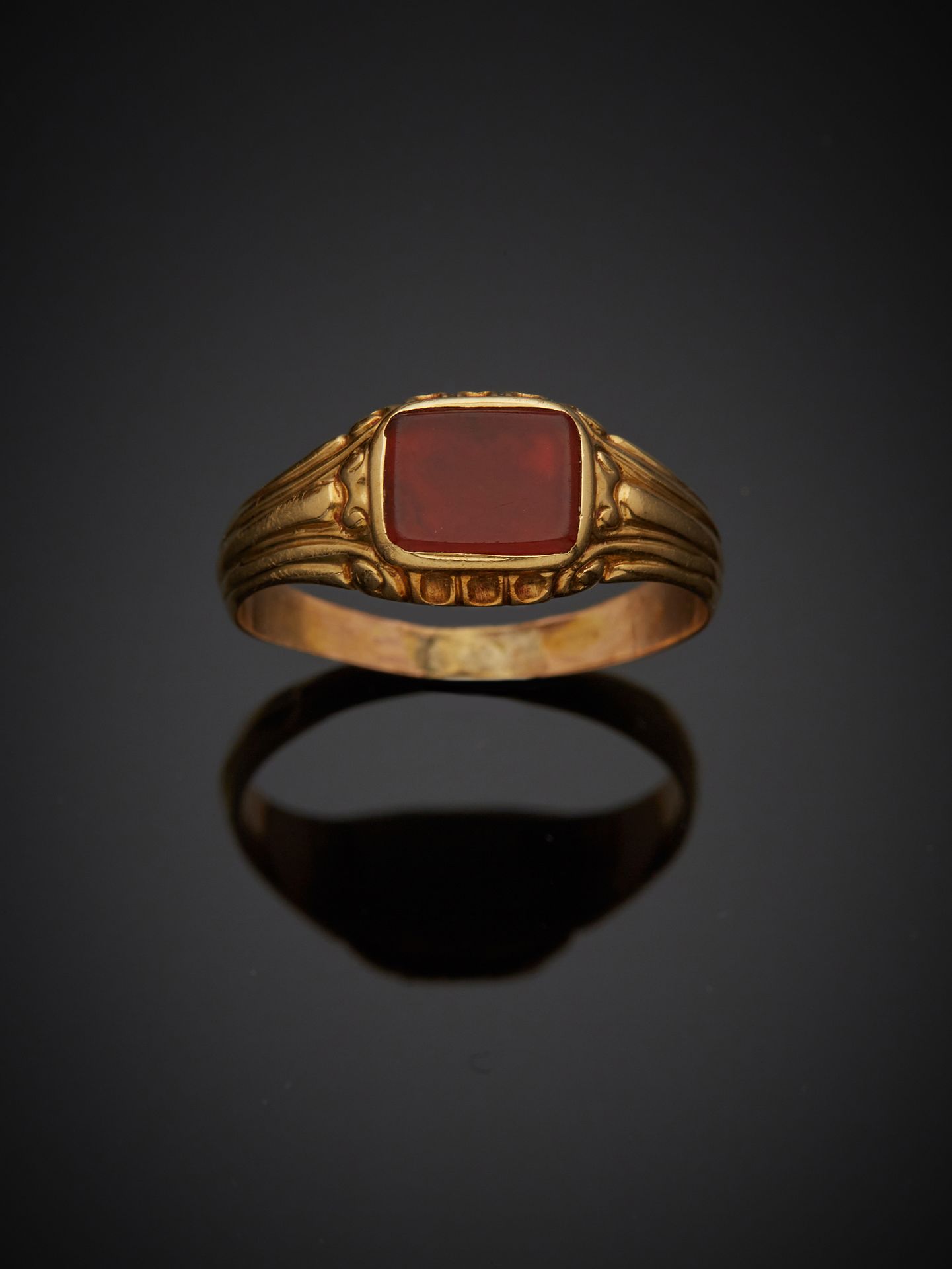 Null 18K yellow gold 750‰ ring, adorned with a carnelian plaque, the ring finely&hellip;