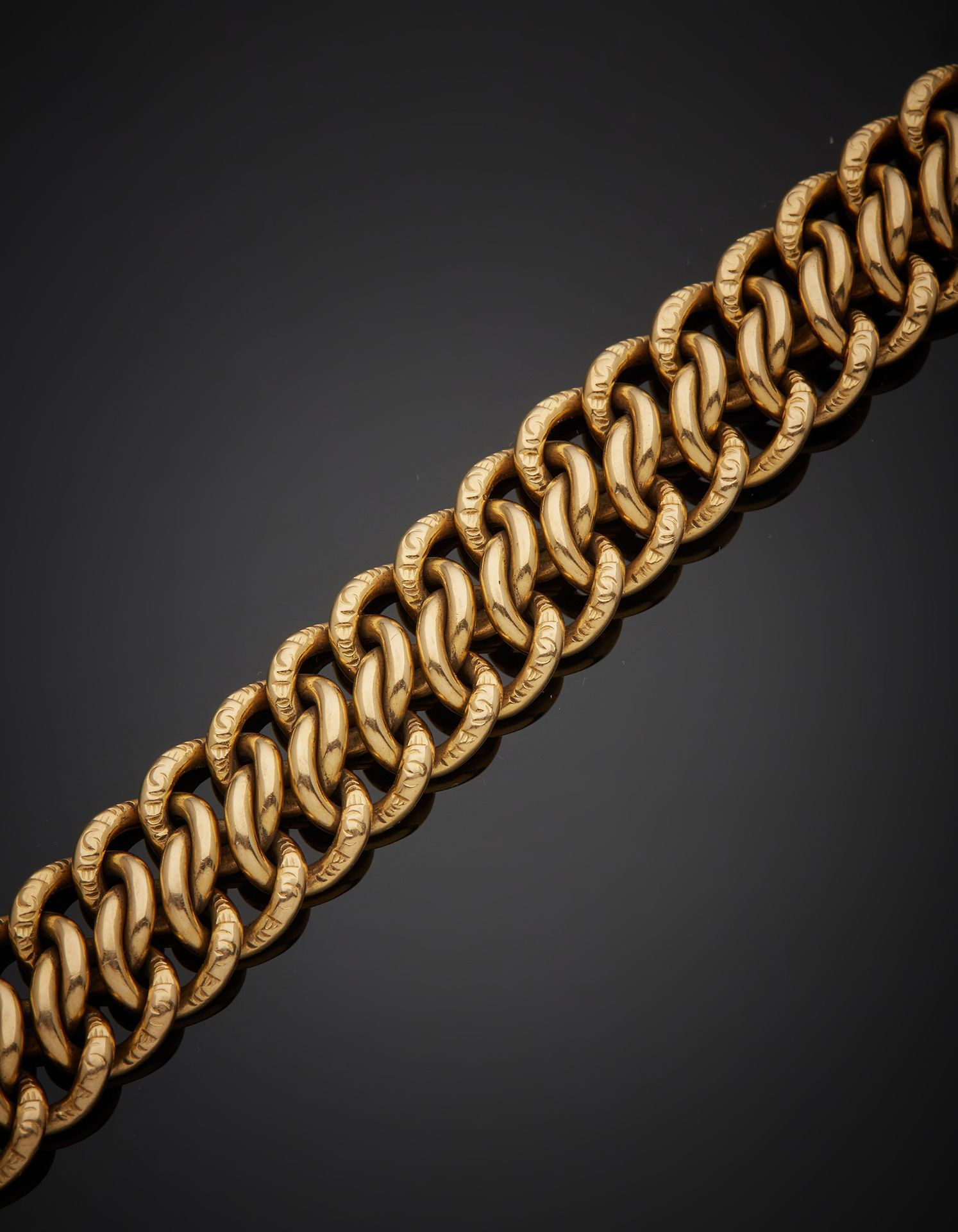 Null 一条18K黄金750‰的美国网状手链，带安全八字的棘轮扣。凹痕。

L. 19,50 cm 重量 53 g