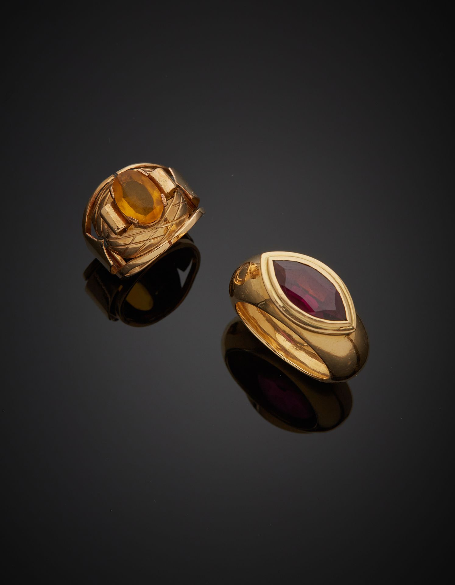 Null 一批两枚18K黄金750‰的戒指，其中一枚是镶嵌有脐带状紫罗兰宝石的带子，另一枚是镶嵌有椭圆形的黄色宝石。凹痕和宝石。

手指尺寸60和51 毛重17&hellip;