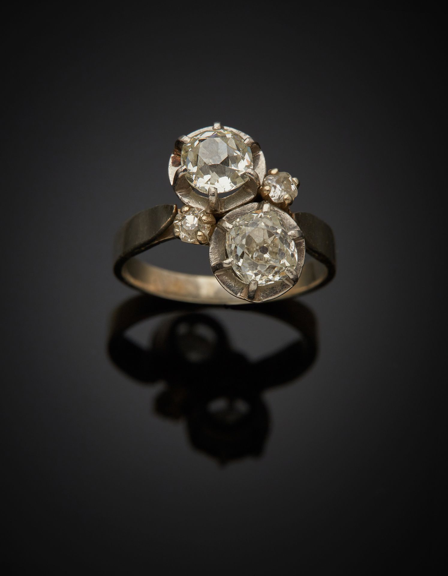 Null 一枚18K白金750‰的十字架戒指，镶嵌着两颗枕形老式切割钻石，肩部有两颗较小的老式切割钻石。有磨损的痕迹。

两颗主钻的重量约为1克拉。

手指大小&hellip;