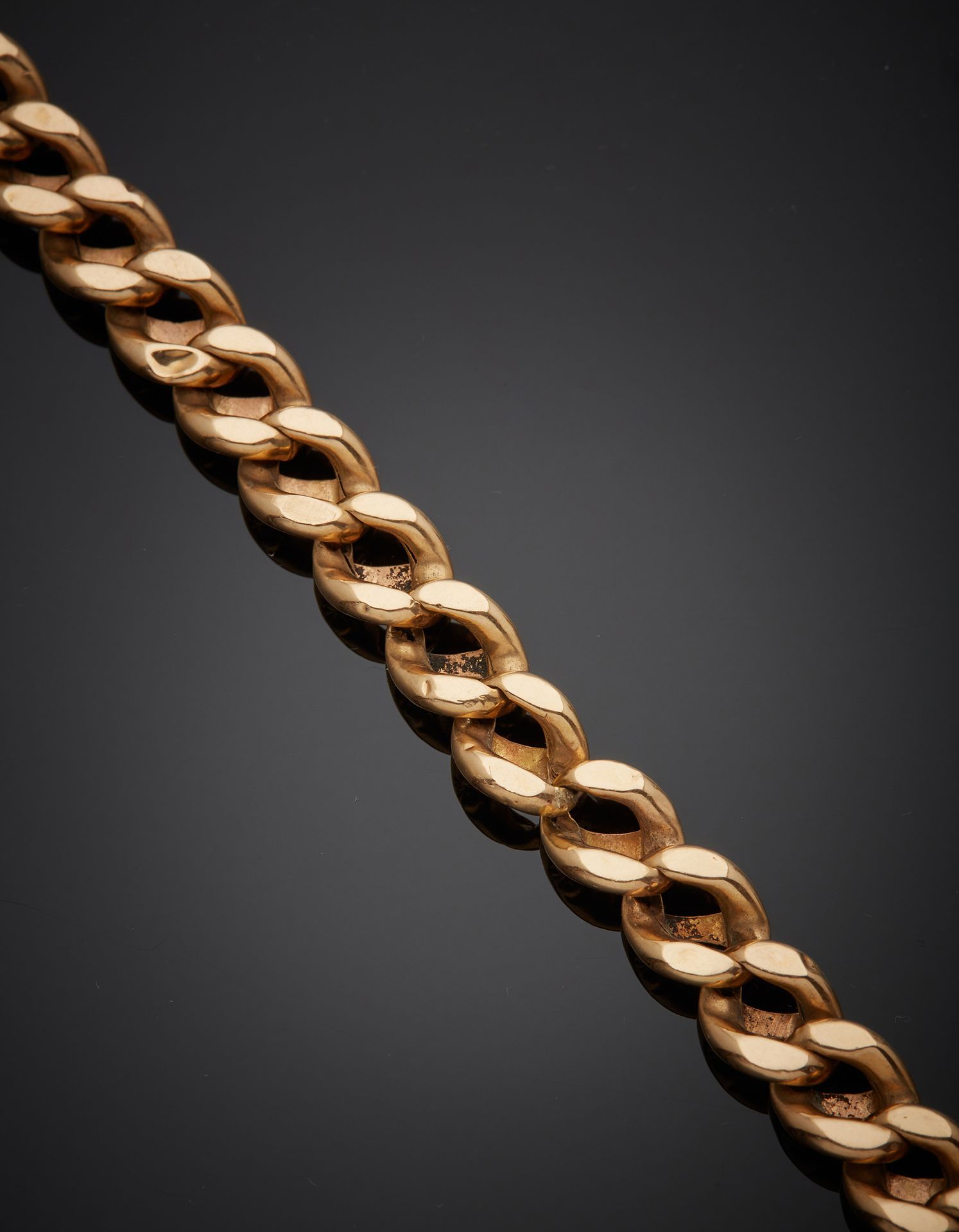 Null 18K黄金750‰手链，镂空美食链节，带两个安全八字的棘轮扣。凹痕。

长18,50厘米 重量13,90克