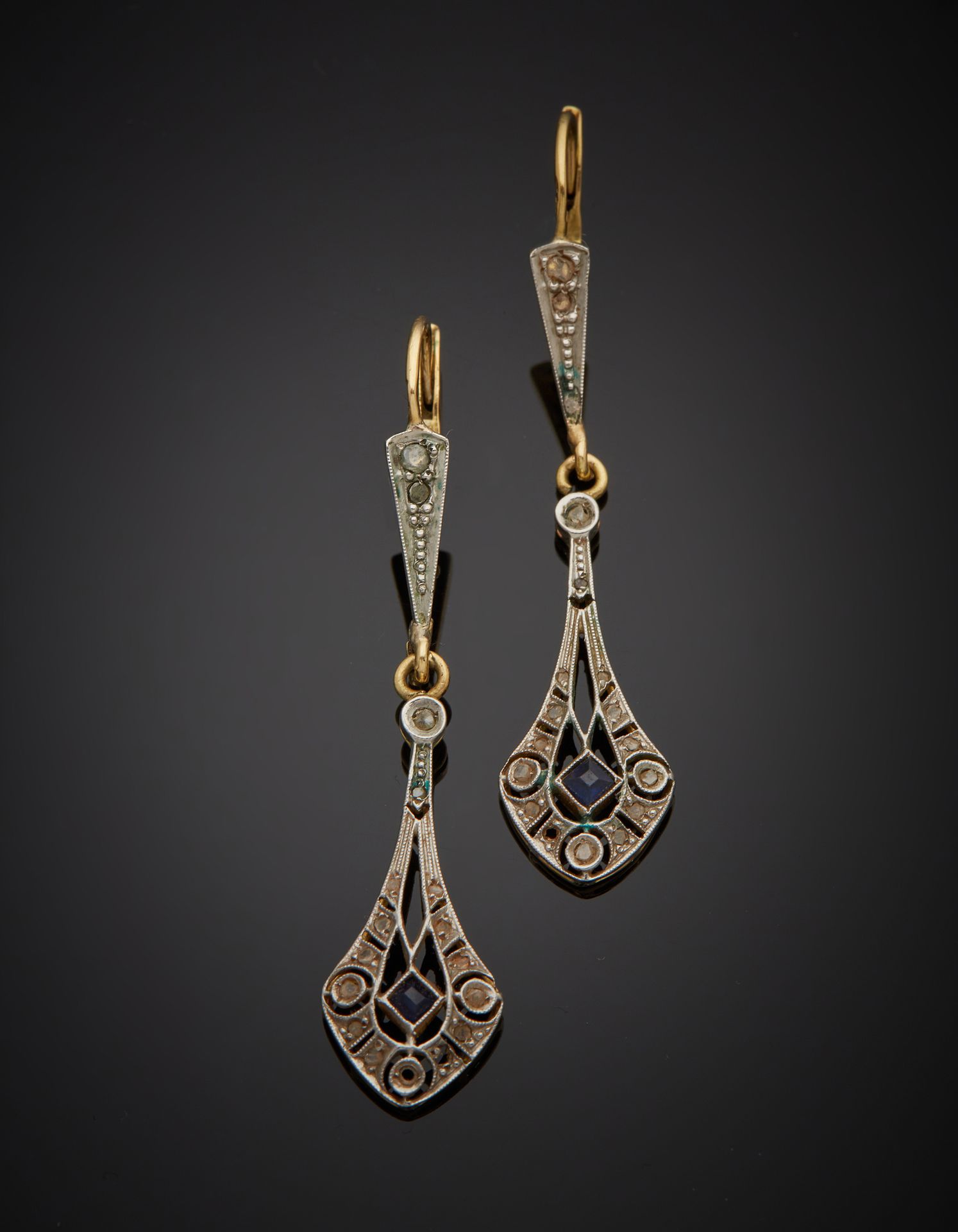 Null Paar Ohrhänger aus 18K 750‰ Zwei-Ton-Gold, verziert mit einem geometrischen&hellip;