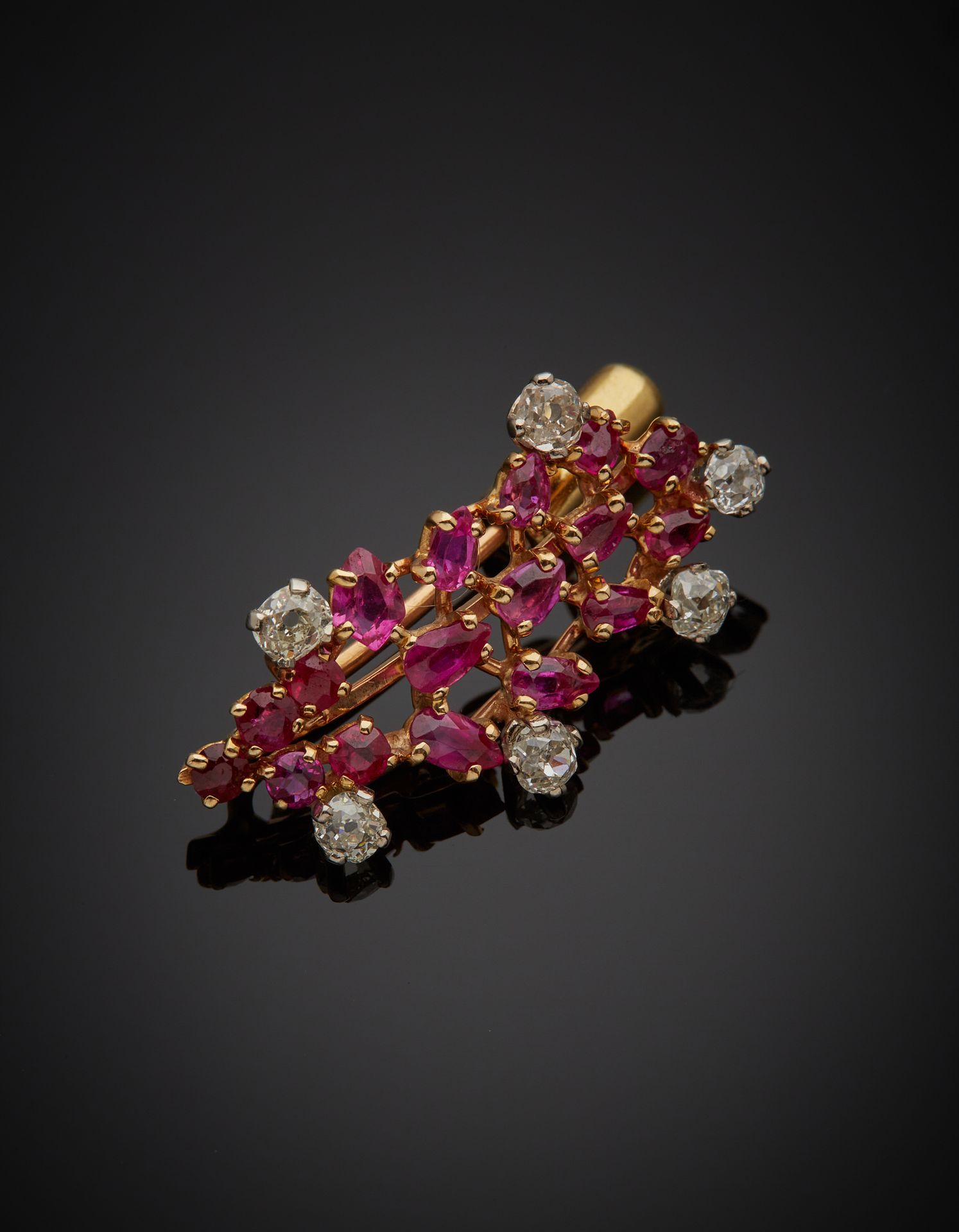Null Spilla bicolore in oro 18K 750‰, con rubini rotondi e piriformi e diamanti &hellip;
