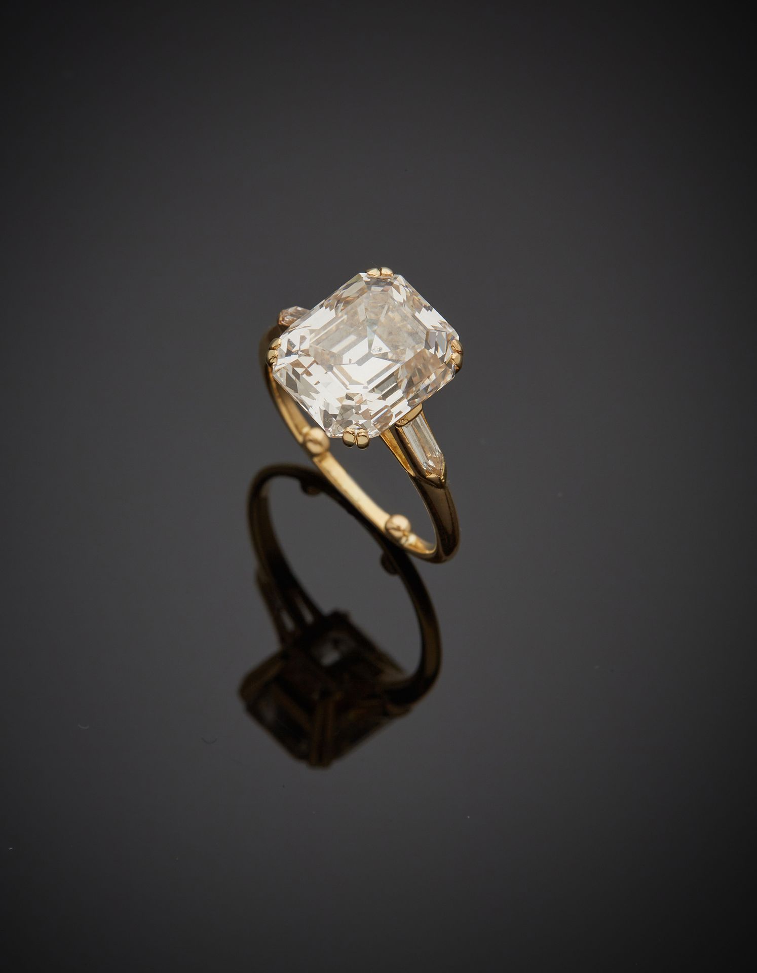 Null 一枚18K黄金750‰的戒指，镶嵌着一颗长方形的阶梯式切割钻石，肩部的长方形切割钻石两端都是尖头。

带球的手指尺寸49 毛重4.20克

法国宝石学&hellip;