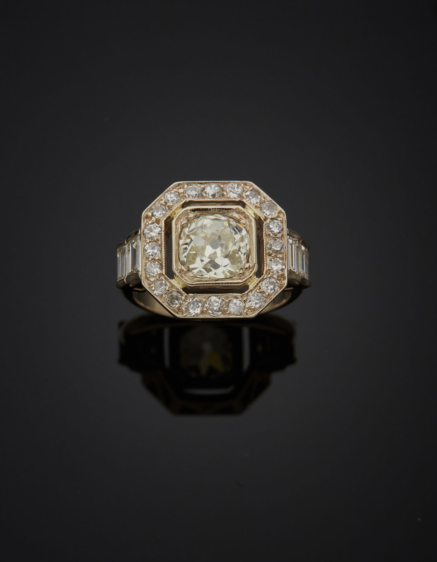 Null 一枚18K白金750‰的戒指，中央镶嵌着一颗老式切割的钻石，在方形纹理中镶嵌着八分之一的钻石，戒指上镶嵌着分级的长方形切割钻石。中央钻石的重量约为1.&hellip;