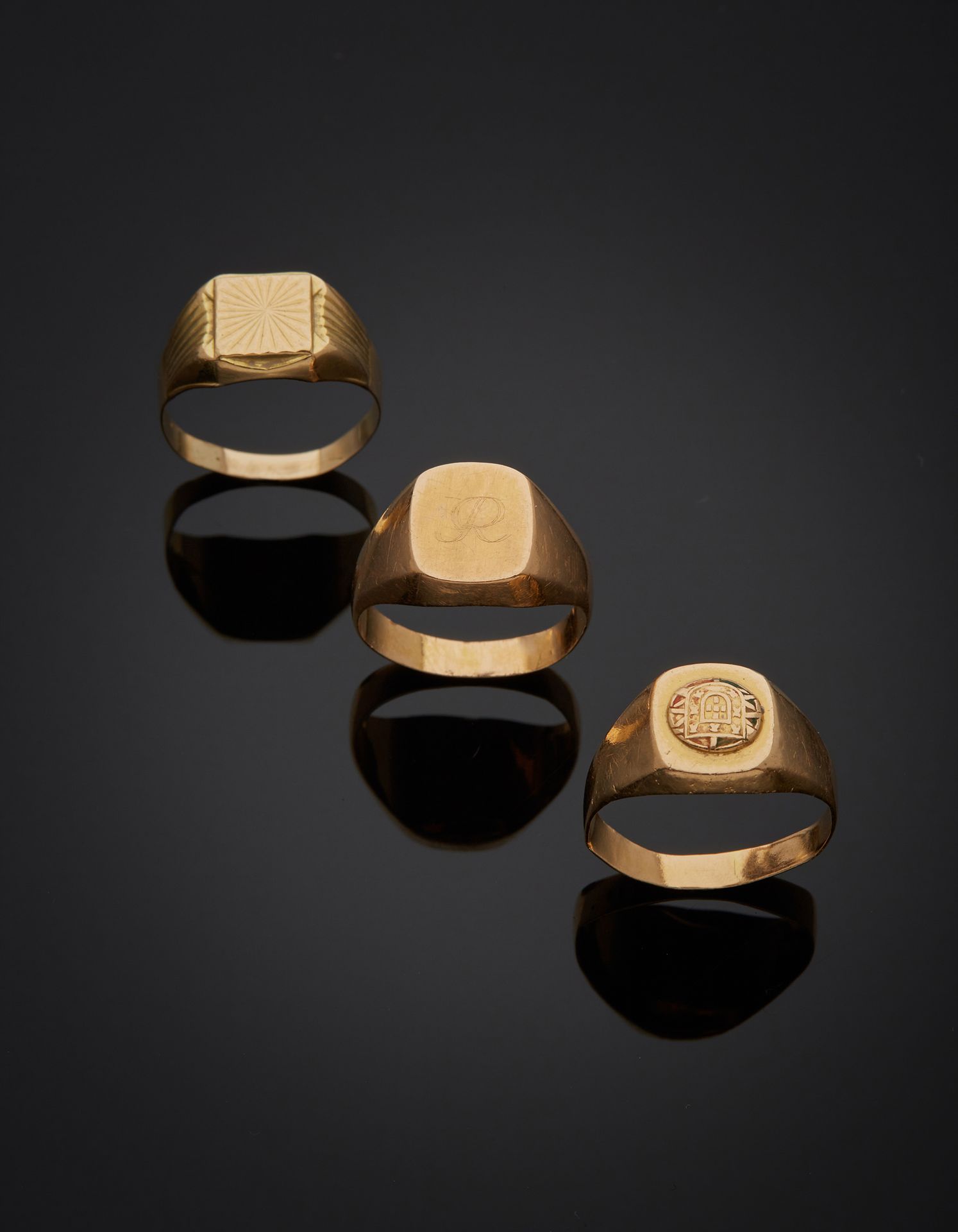 Null Tre anelli con sigillo in oro giallo 18 carati 750‰. Incidenti.

Peso lordo&hellip;