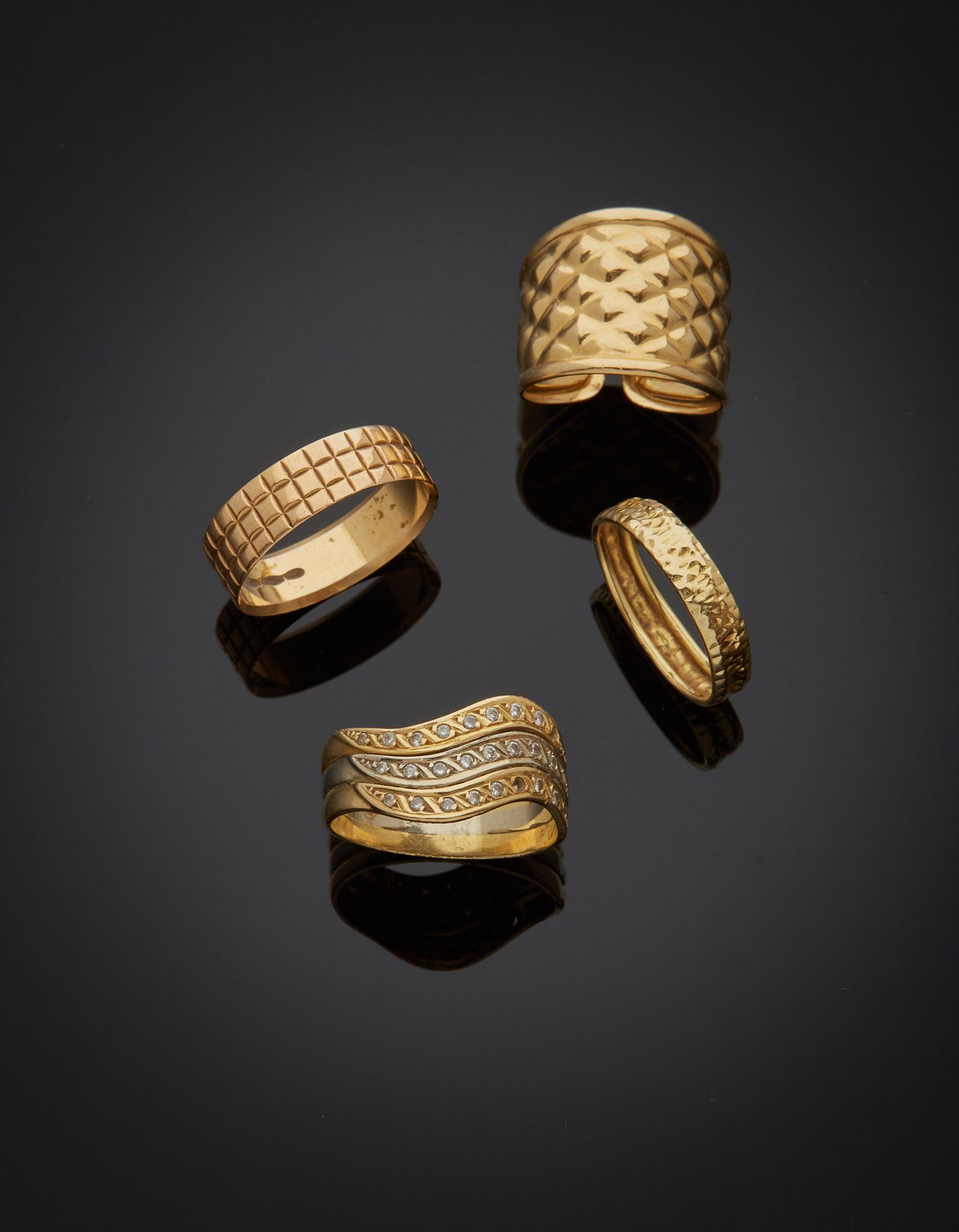 Null 由四枚18K黄金和双色金750‰戒指组成，有绗缝设计，其中一枚镶有白色宝石。事故、遗失和使用的痕迹。

手指大小为53、58、59和一开一合 总重量为&hellip;