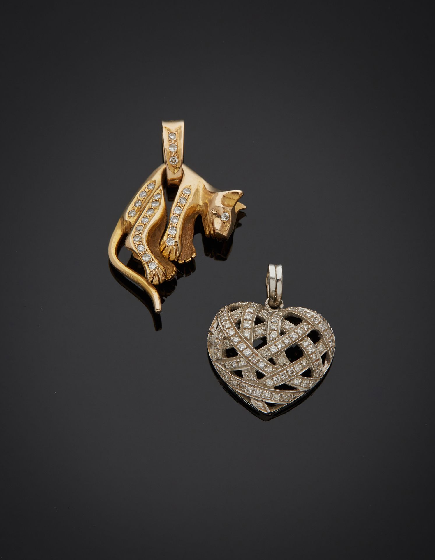 Null Lot comprising two 18K gold 750‰ pendants, one in white gold in the shape o&hellip;