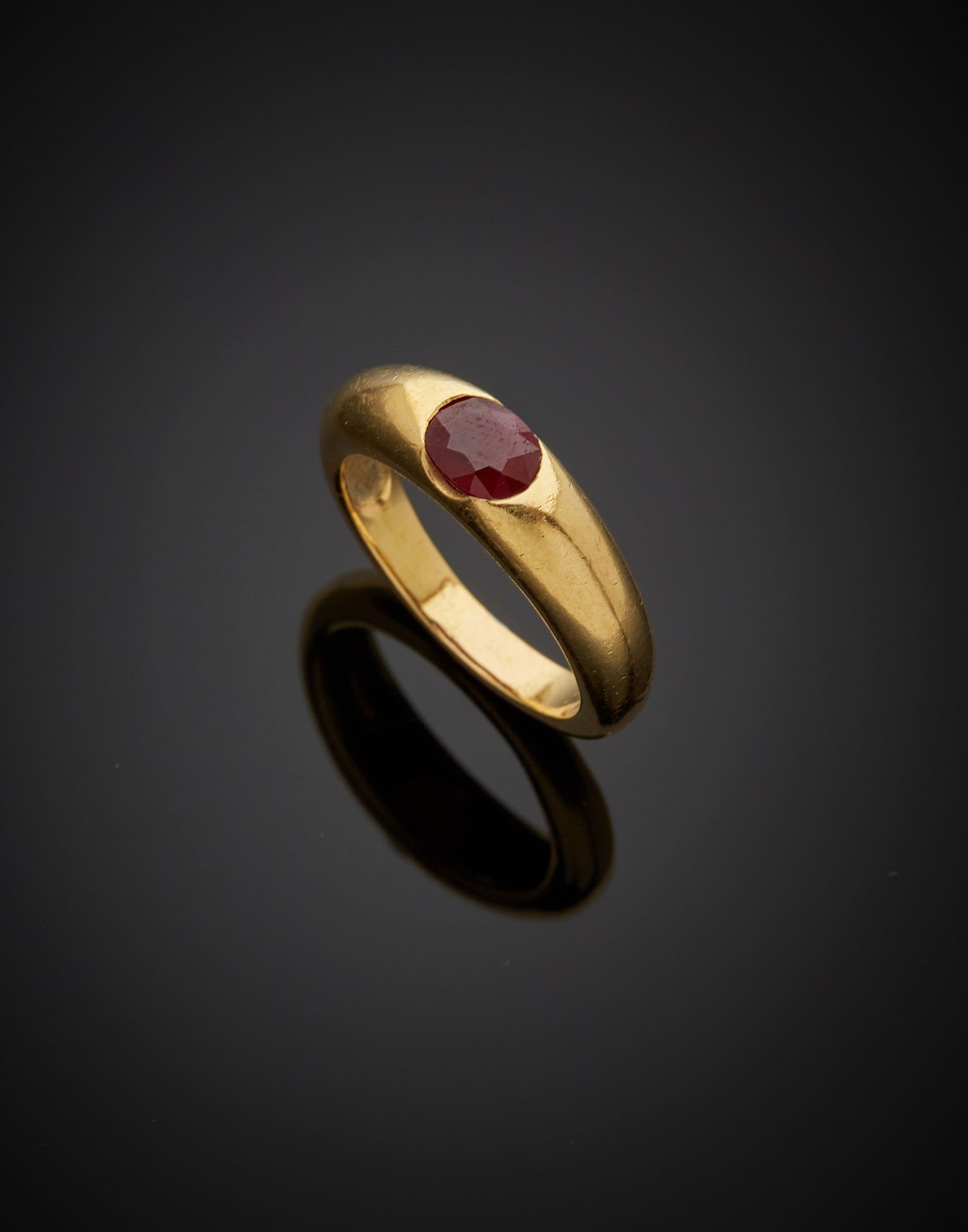 Null 一枚18K黄金750‰的戒指，中央镶嵌着一颗椭圆形（经过处理）的红宝石。

这块石头是有种子的。手指尺寸56 毛重7.70克