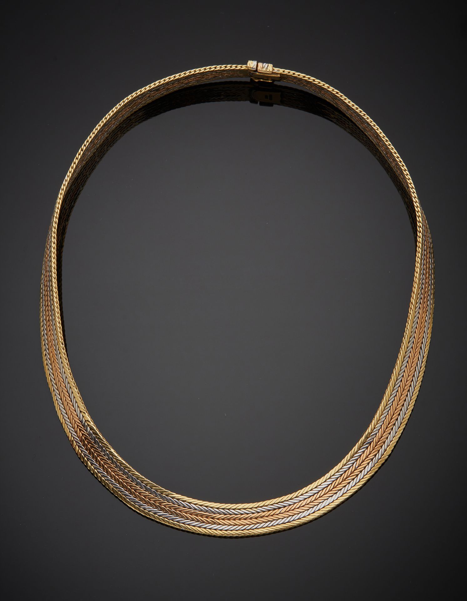 Null 一条18K多色金750‰的人字形链环项链，带安全八字的棘轮扣。使用的痕迹。

L. 41 cm 重量74,30 g