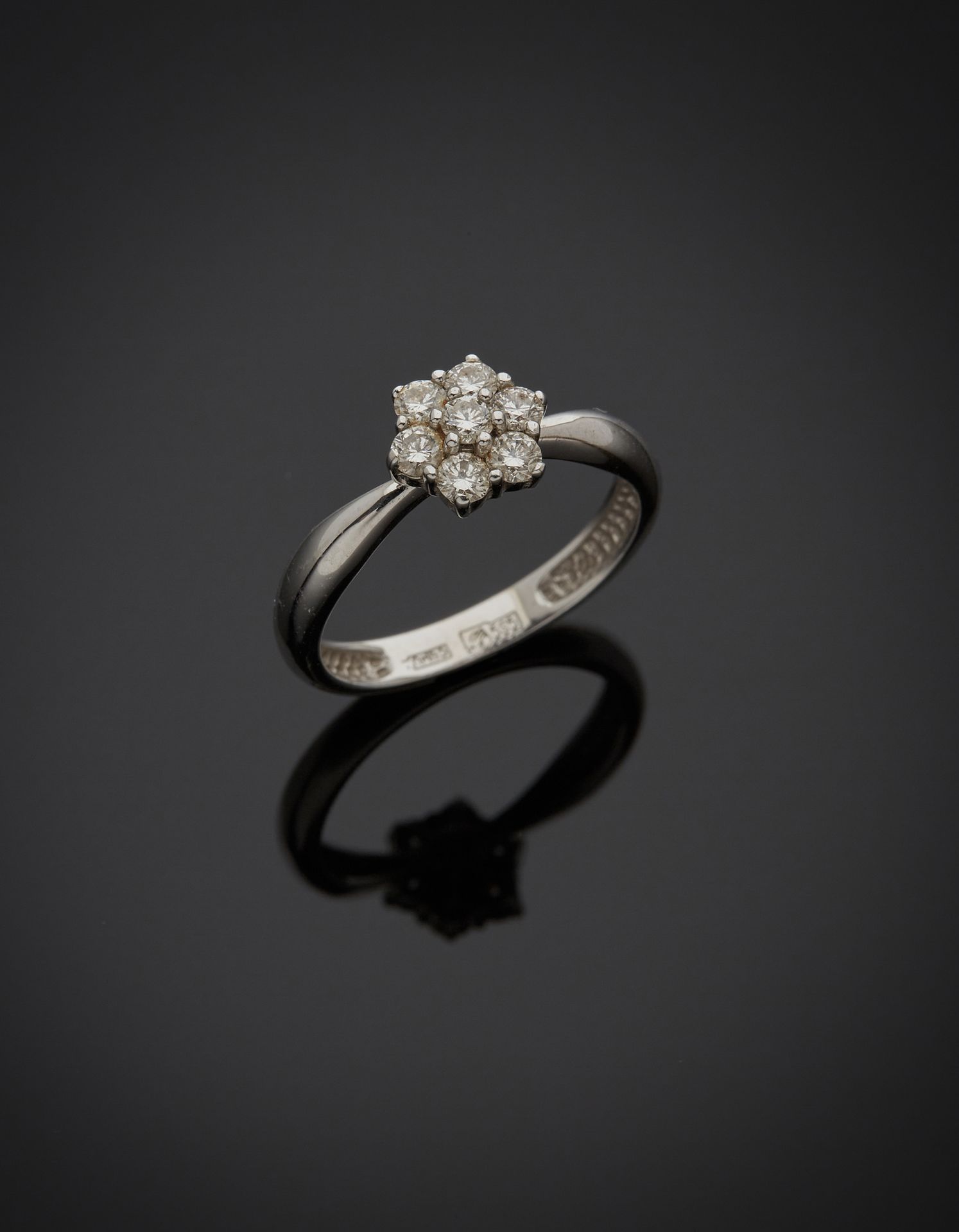 Null Bague en or gris 14K 585‰, parée d’un motif floral serti de diamants brilla&hellip;