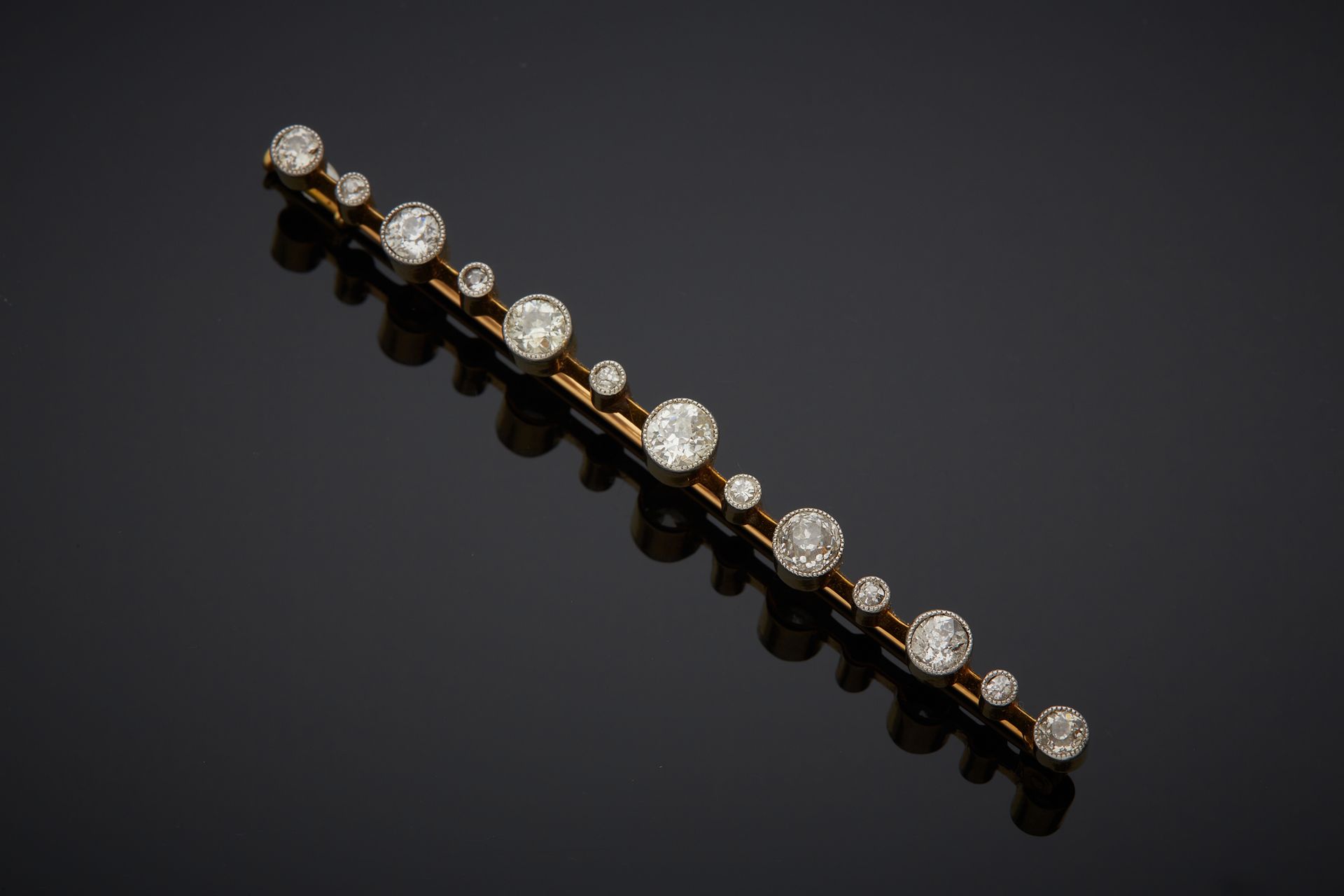 Null Spilla a barretta in oro 750‰ bicolore, ornata da una linea di diamanti ant&hellip;