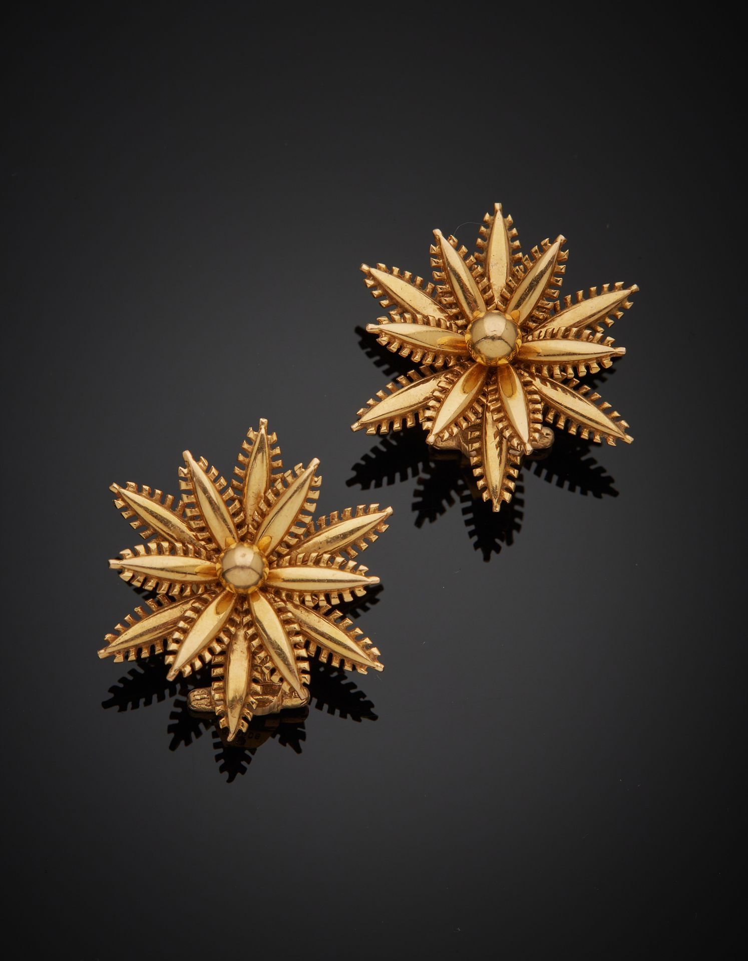 Null Pair of 18K yellow gold 750‰ ear clips, in the form of a stylized flower. S&hellip;