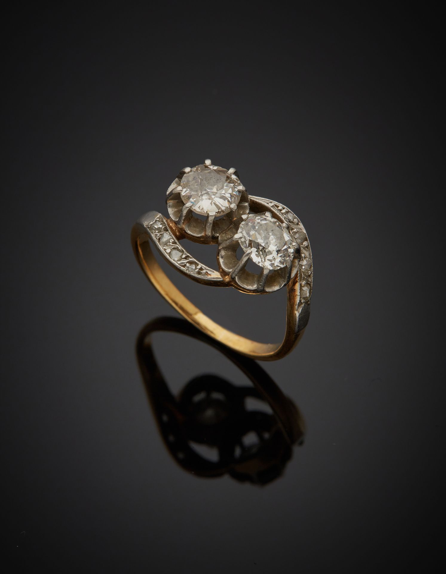Null 一枚18K黄金750‰和铂金850‰的十字架戒指，镶嵌着两颗老式切割钻石，肩部是两行玫瑰切割钻石。石头是有种子的。

手指尺寸52 毛重3.90克