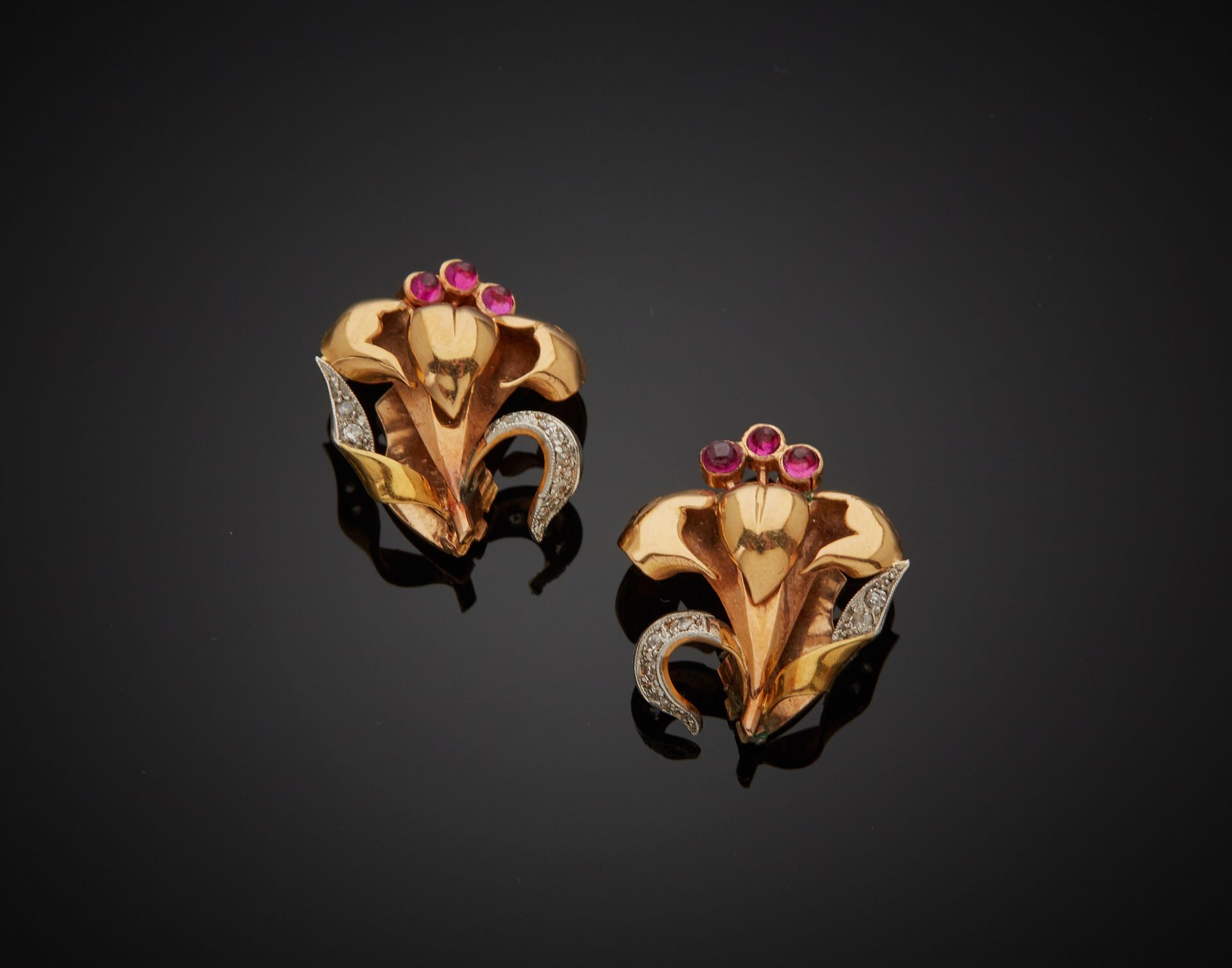 Null Pair of 18K polychrome gold 750‰ ear clips, in the form of fleur de lys au &hellip;