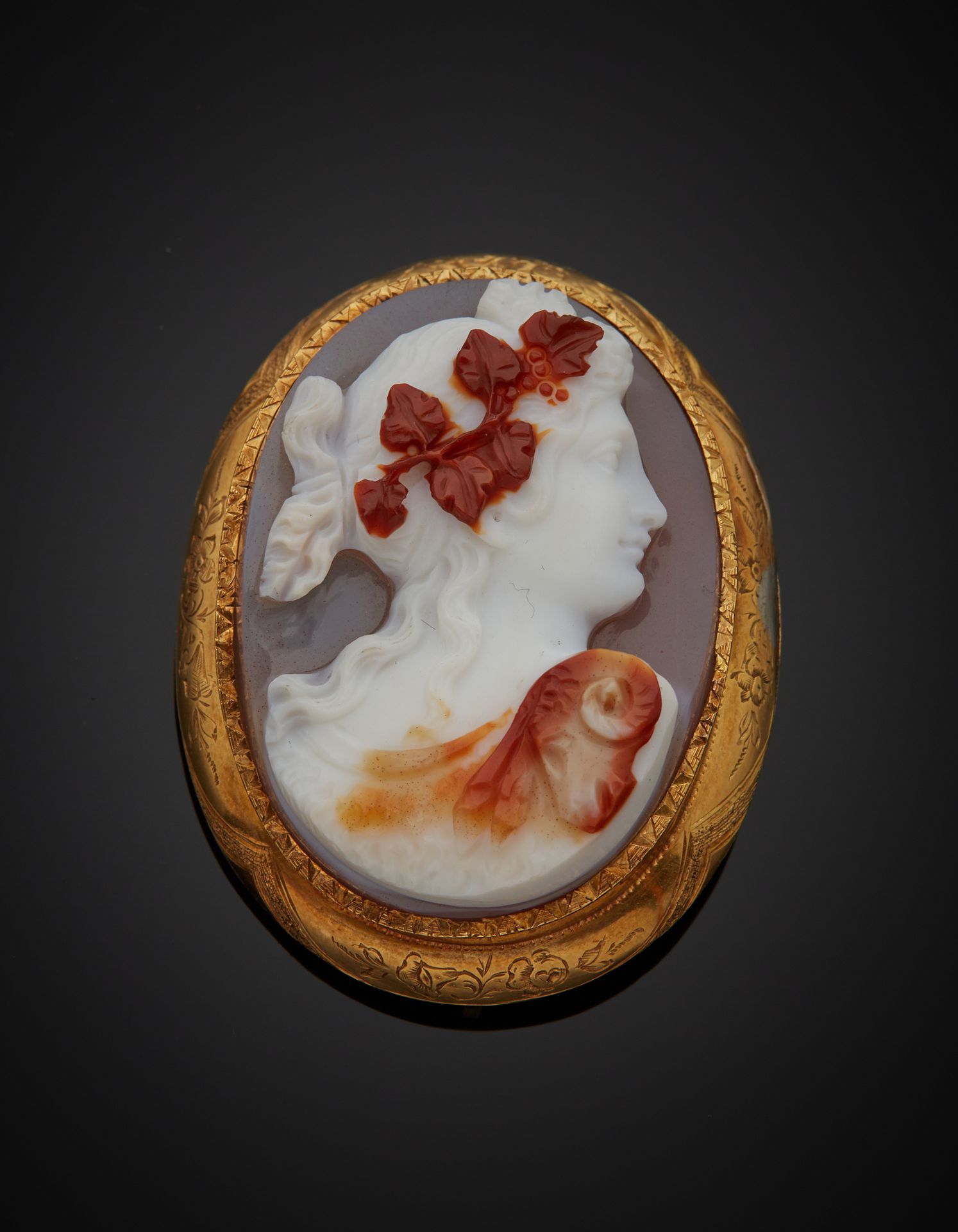 Null Broche en or jaune 14K 585‰, de forme ovale, ornée d’un camée sur agate pol&hellip;