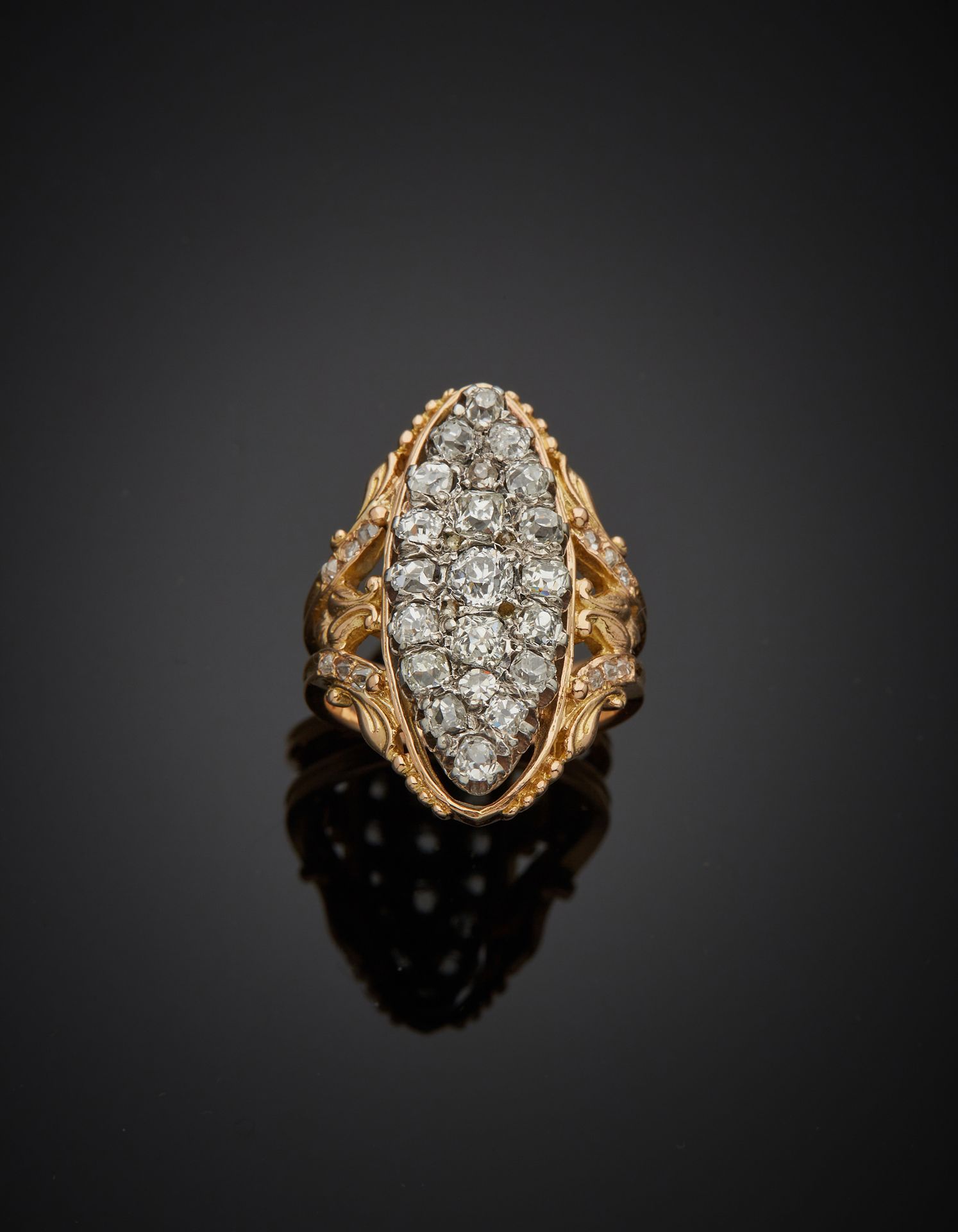 Null 一枚18K黄金750‰和银质二等奖800‰的榄尖形戒指，中央镶嵌老式切割钻石和一颗辉石，在镂空的玫瑰式切割、辉石、老式切割和明亮式切割钻石中。这些石头&hellip;