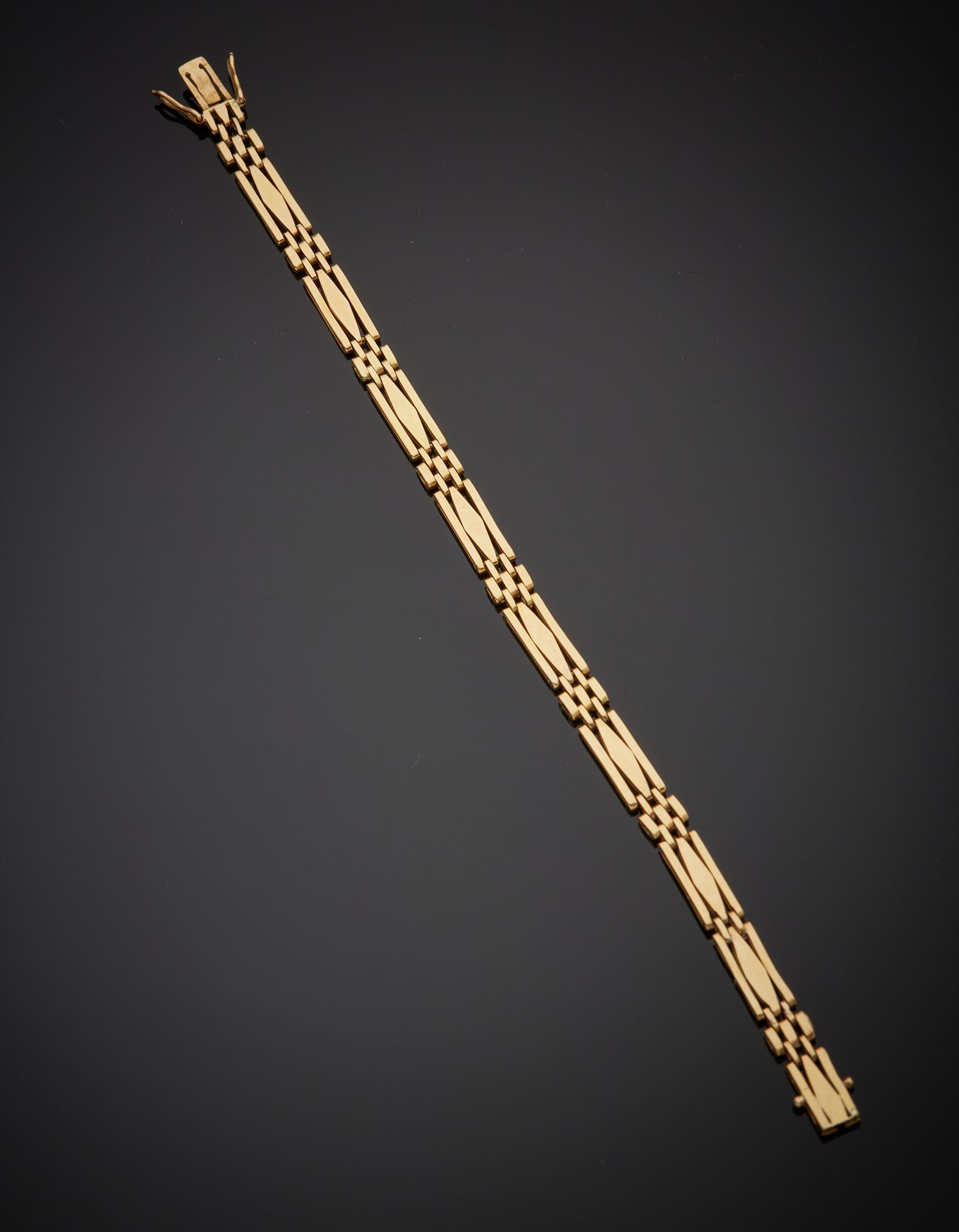 Null 一条18K黄金750‰的铰接式路缘链，由矩形链节和砖块组组成，棘轮扣和双保险八。变形和事故。

L. 19 cm 重量 13,50 g