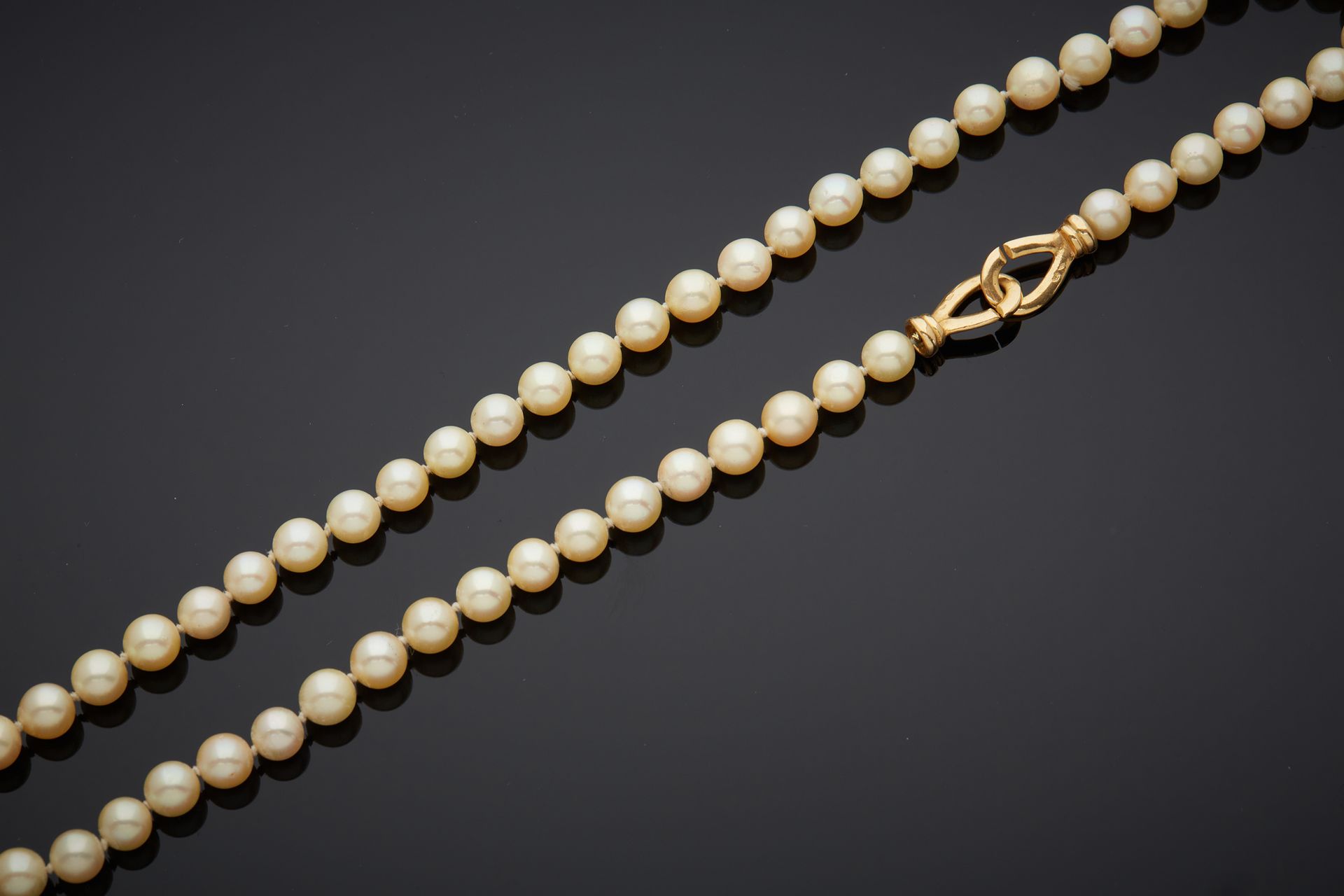 Null Collier de perles de culture, fermoir menotte en or jaune 18K 750‰. 

Usure&hellip;