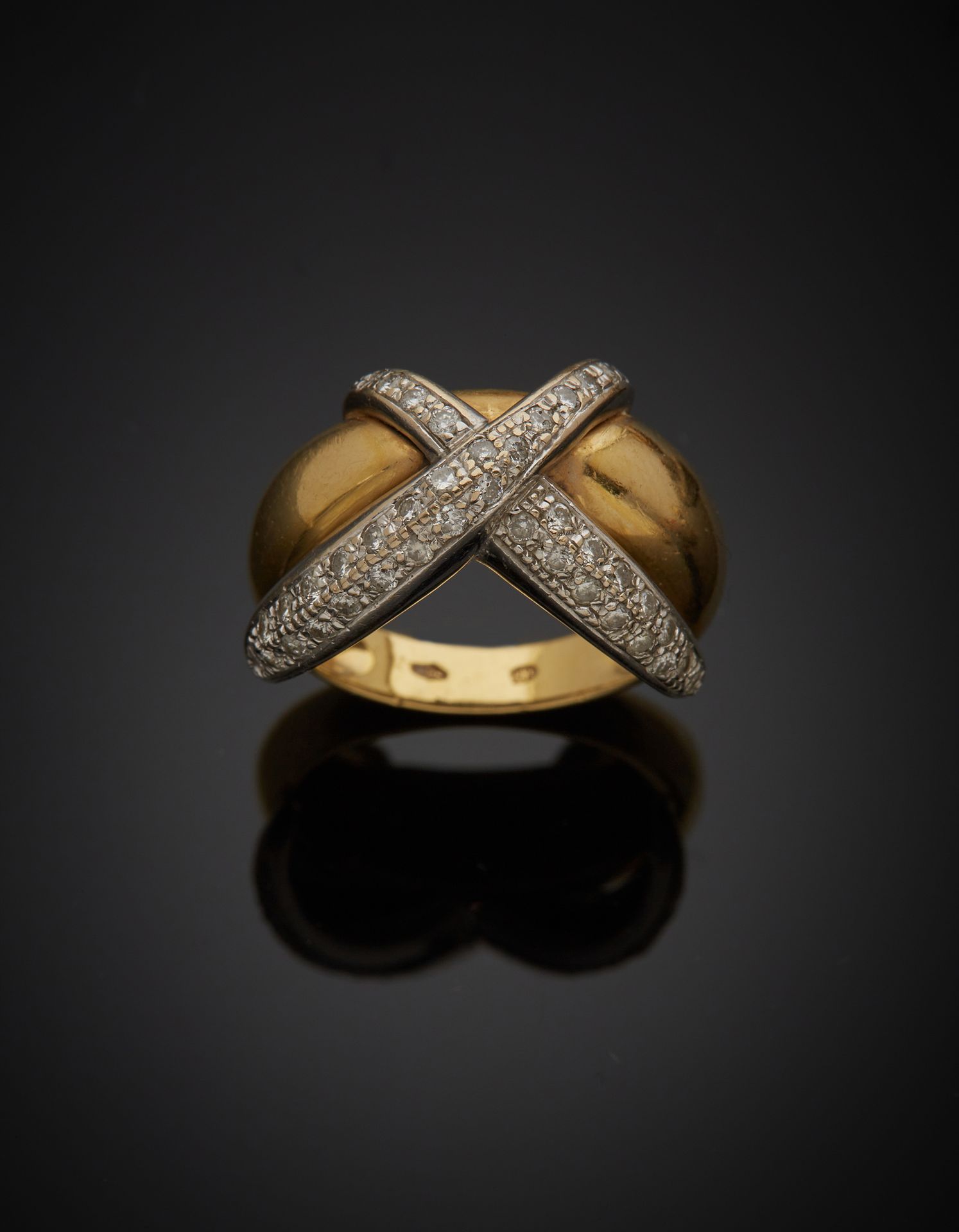 Null 一枚18K 750‰的双色金戒指，装饰着铺满明亮式切割钻石的十字链。使用的痕迹。手指尺寸56 毛重10.60克