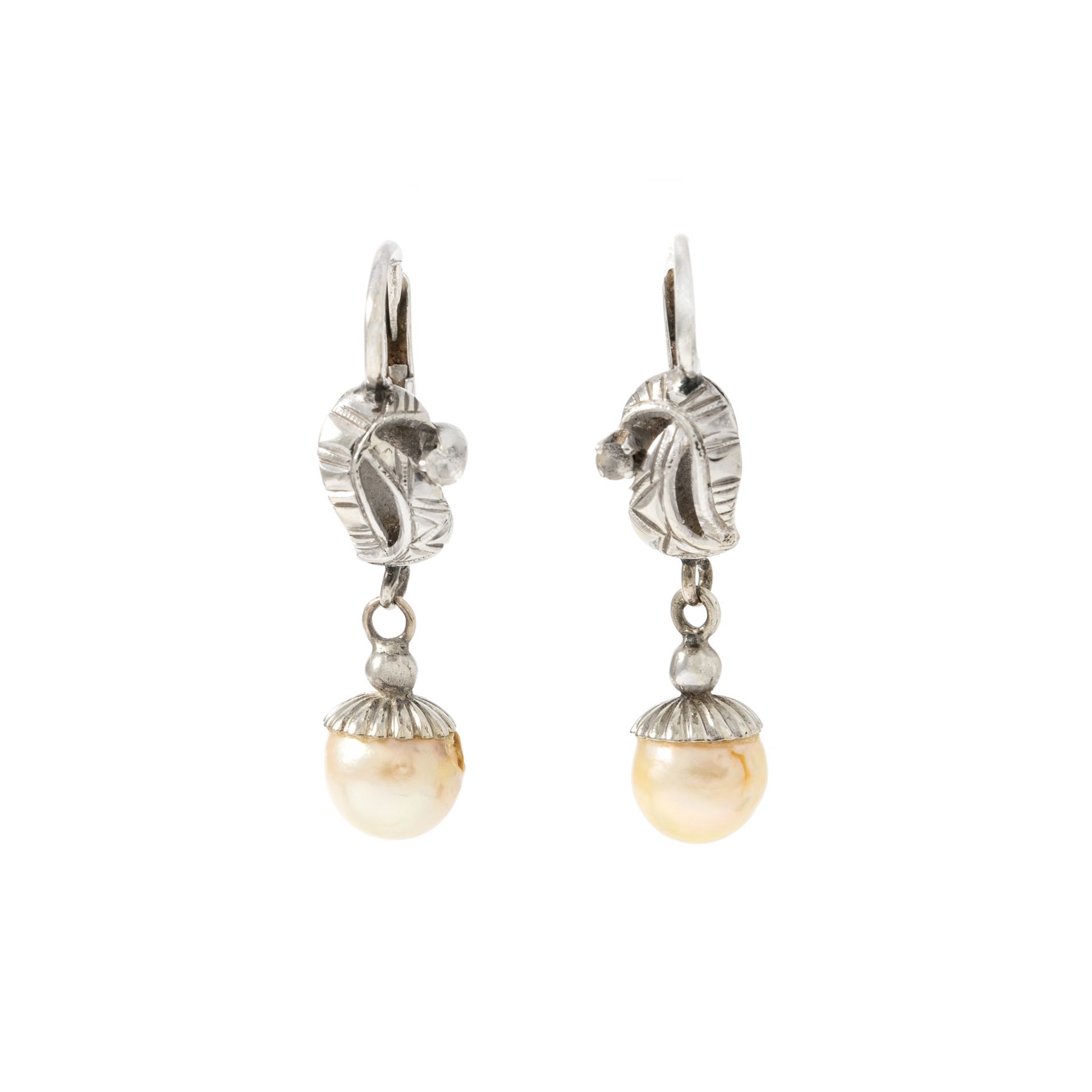 Null Paire de pendants d’oreilles en or gris 18K 750‰, parés de perles de cultur&hellip;