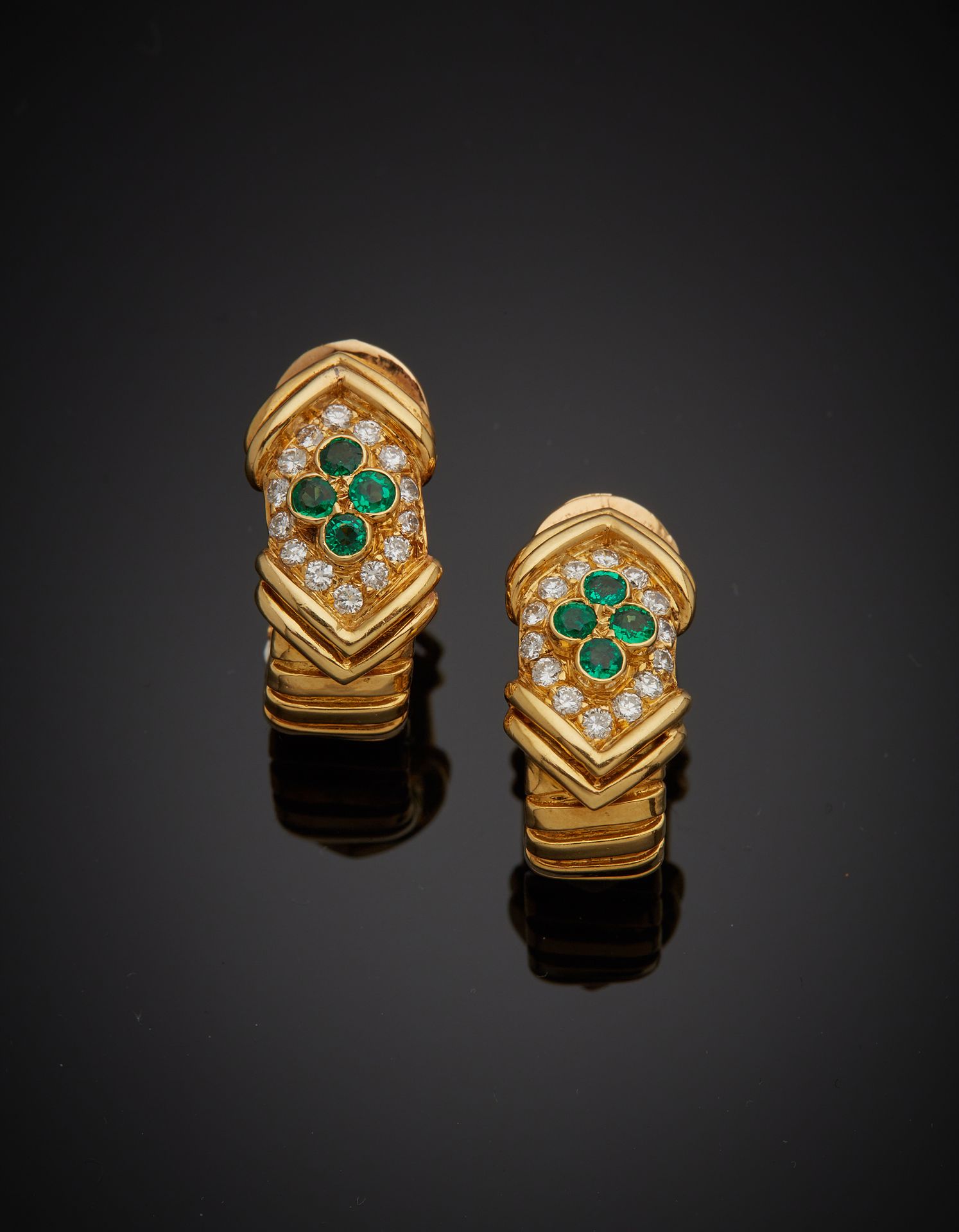 Null 一对18K黄金750‰的雪佛兰装饰的耳夹，在明亮式切割的钻石周围镶嵌了四颗绿色宝石。石头碎了。

H.2厘米 毛重14.20克