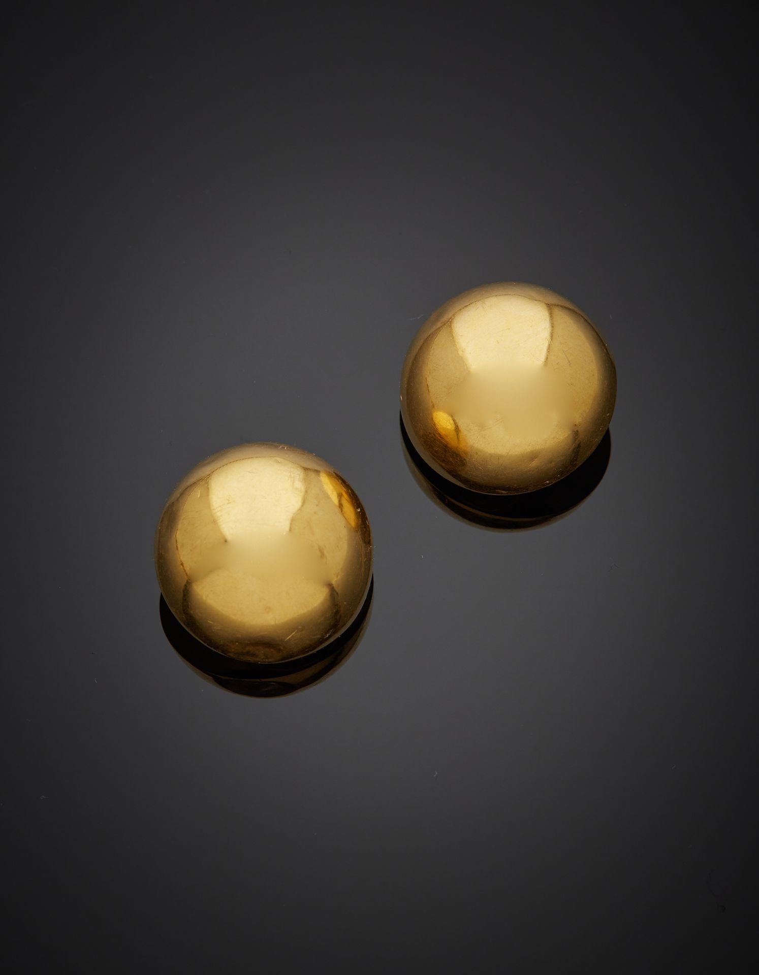 Null Paire de clips d’oreilles en or jaune 18K 750‰, en forme de demi-sphère. Bo&hellip;