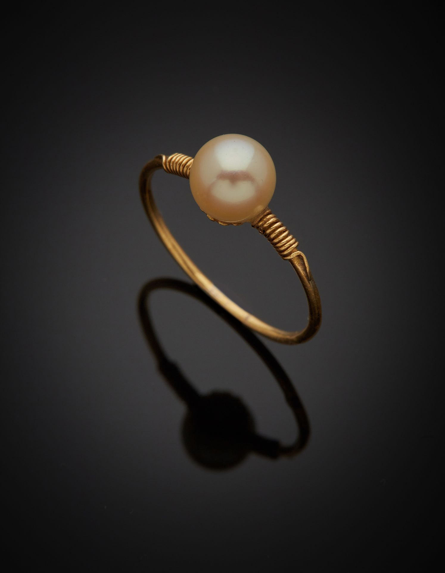 Null 一枚18K黄金750‰的戒指，装饰着一颗养殖珍珠，肩上有古色古香的金线缠绕。手指大小55，毛重1.50g