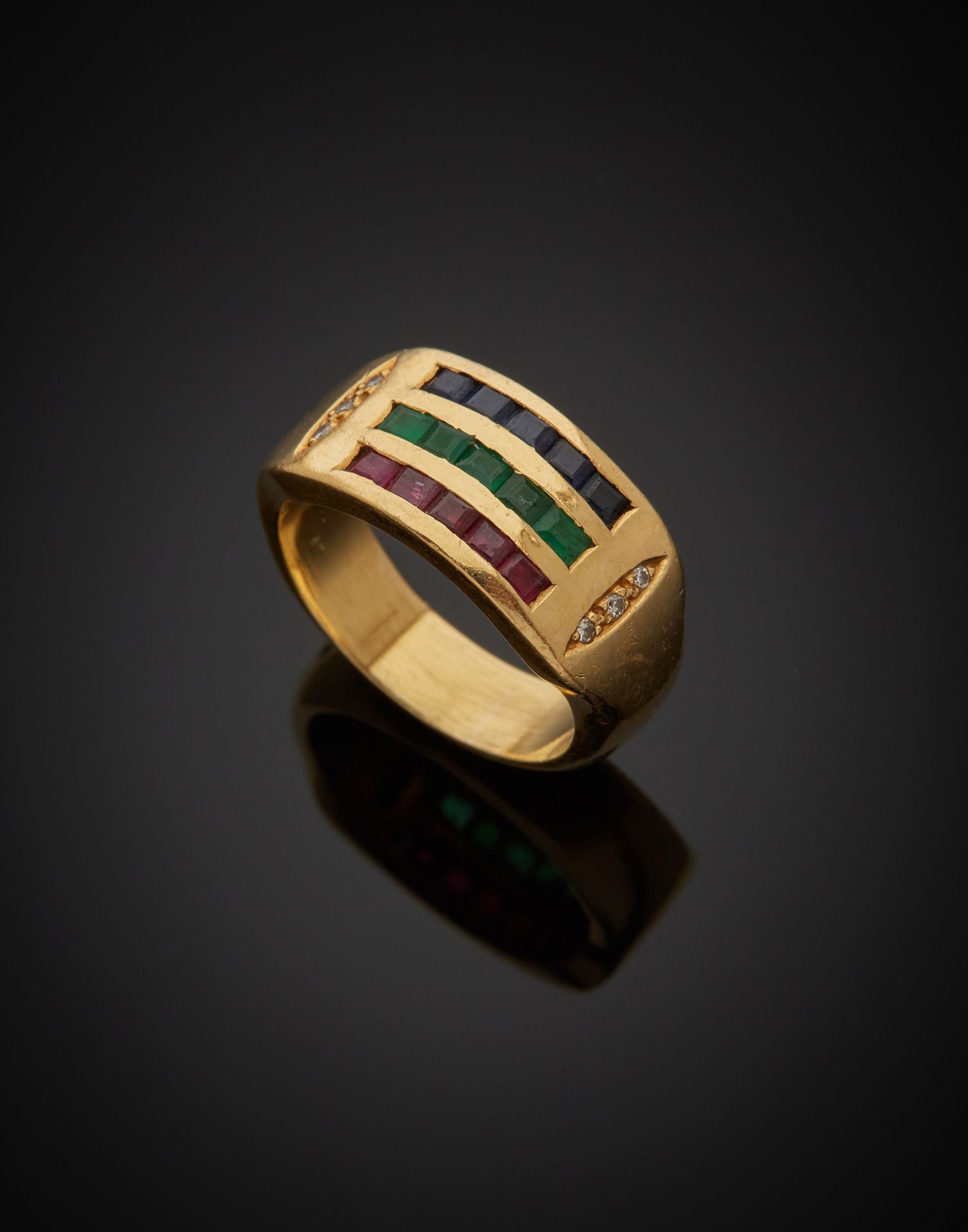 Null 一枚18K黄金750‰的戒指，装饰有三行校准的宝石，蓝宝石、祖母绿和红宝石各一，肩部有2倍于3倍的明亮式切割钻石。石头被擦掉了。使用的痕迹。

手指尺&hellip;