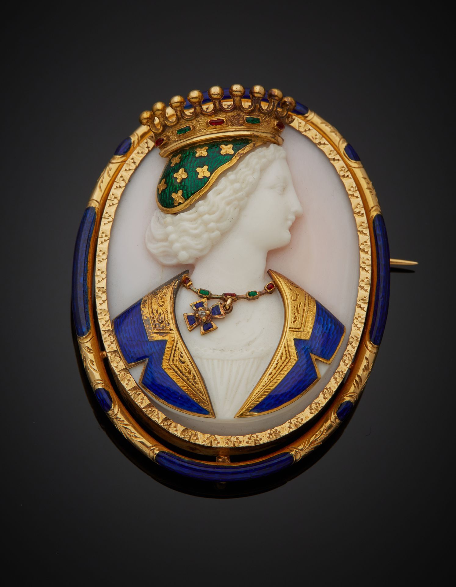Null 一枚18K黄金750‰胸针，形状为椭圆形，装饰有贝壳上的浮雕，描绘了一位戴着伯爵夫人皇冠、头饰和披风的女士的轮廓，为多色珐琅金。她的脖子上戴着一条珐琅&hellip;