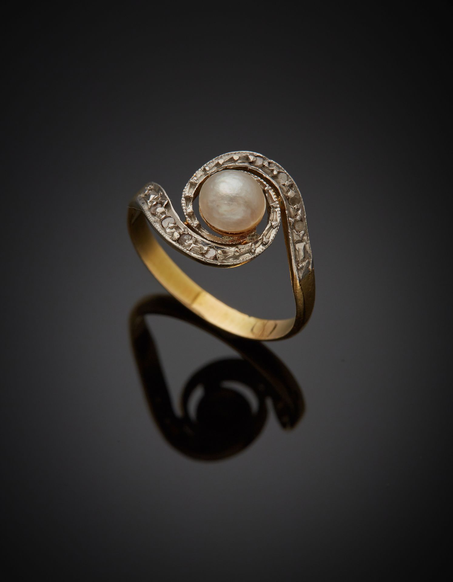 Null Anello a volute in oro 750‰ bicolore, ornato da una perla Mabé e circondato&hellip;